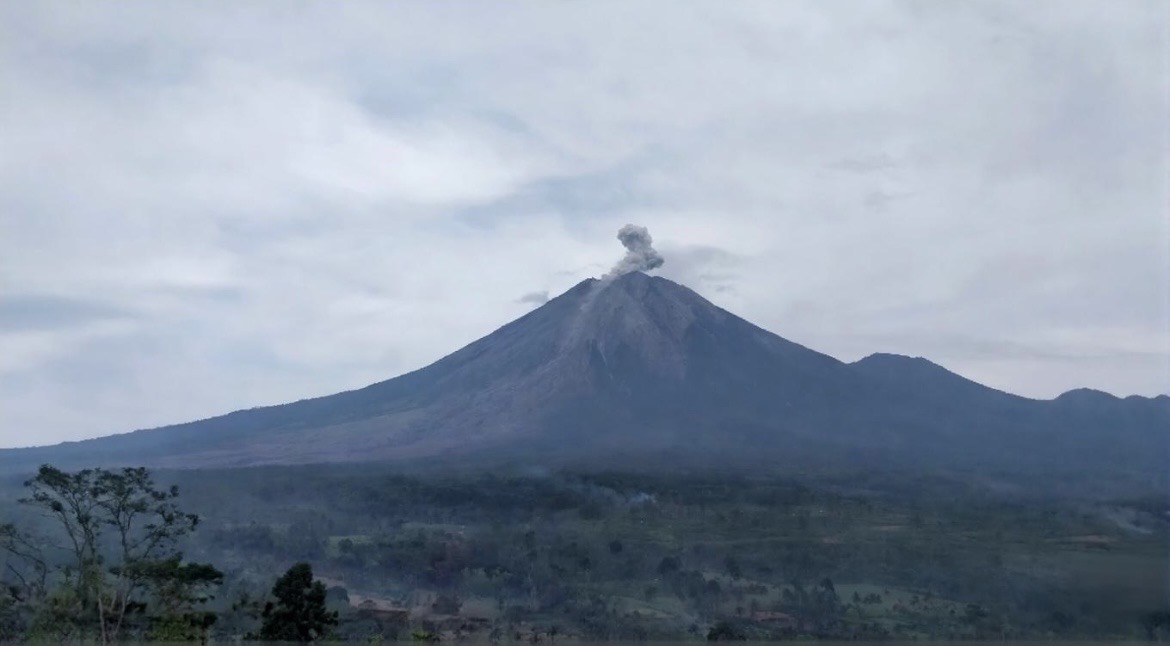 ERUPSI: Aktivitas Gunung Semeru rutin keluarkan letusan.(PETUGAS PPGA FOR RAME)