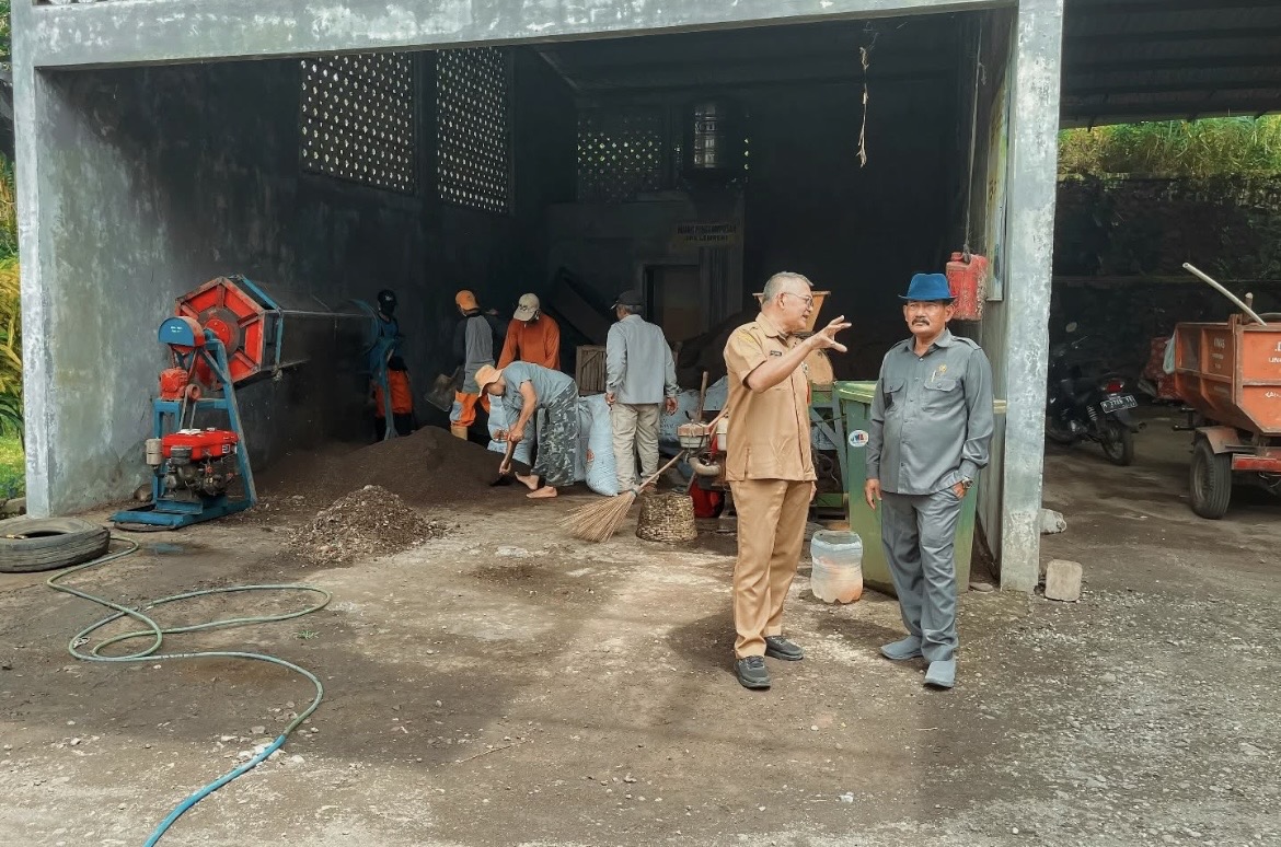 DATANGI: Pemkab Lumajang melihat langsung alat berat di TPA Lempeni Lumajang, yang mengalami kerusakan. (ATIEQSON MAR IQBAL/RAME)