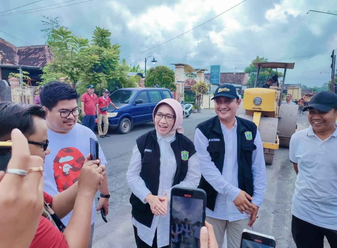 TINJAU: Bupati Lumajang Indah Amperawati bersama Wakil Bupati Lumajang Yudha Adji Kusuma saat meninjau penyelesaian pembangunan infrastruktur jalan, beberapa waktu lalu.(ATIEQSON MAR IQBAL/RAME)