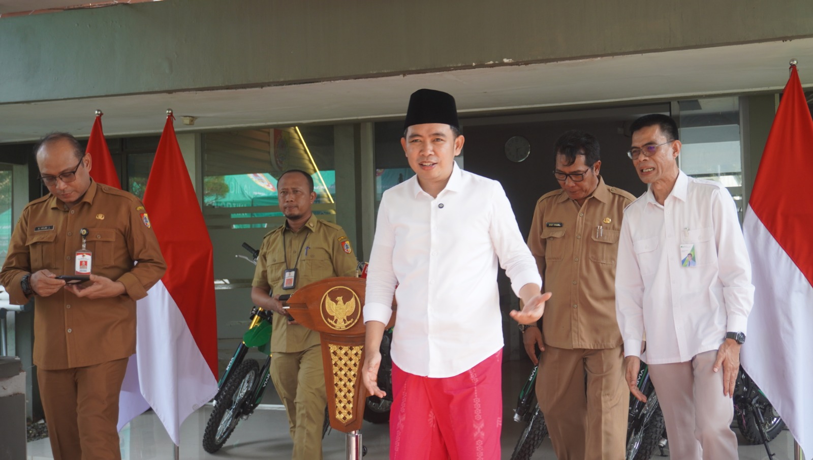 Bupati Fawait saat kesempatan menyampaikan progres kinerjanya secara terbuka bertajuk Pro Guse di Kantor DTPHP Kaliwates, Jember. Saat itu juga diikuti dengan penyerahan bantuan alsintan kepada poktan