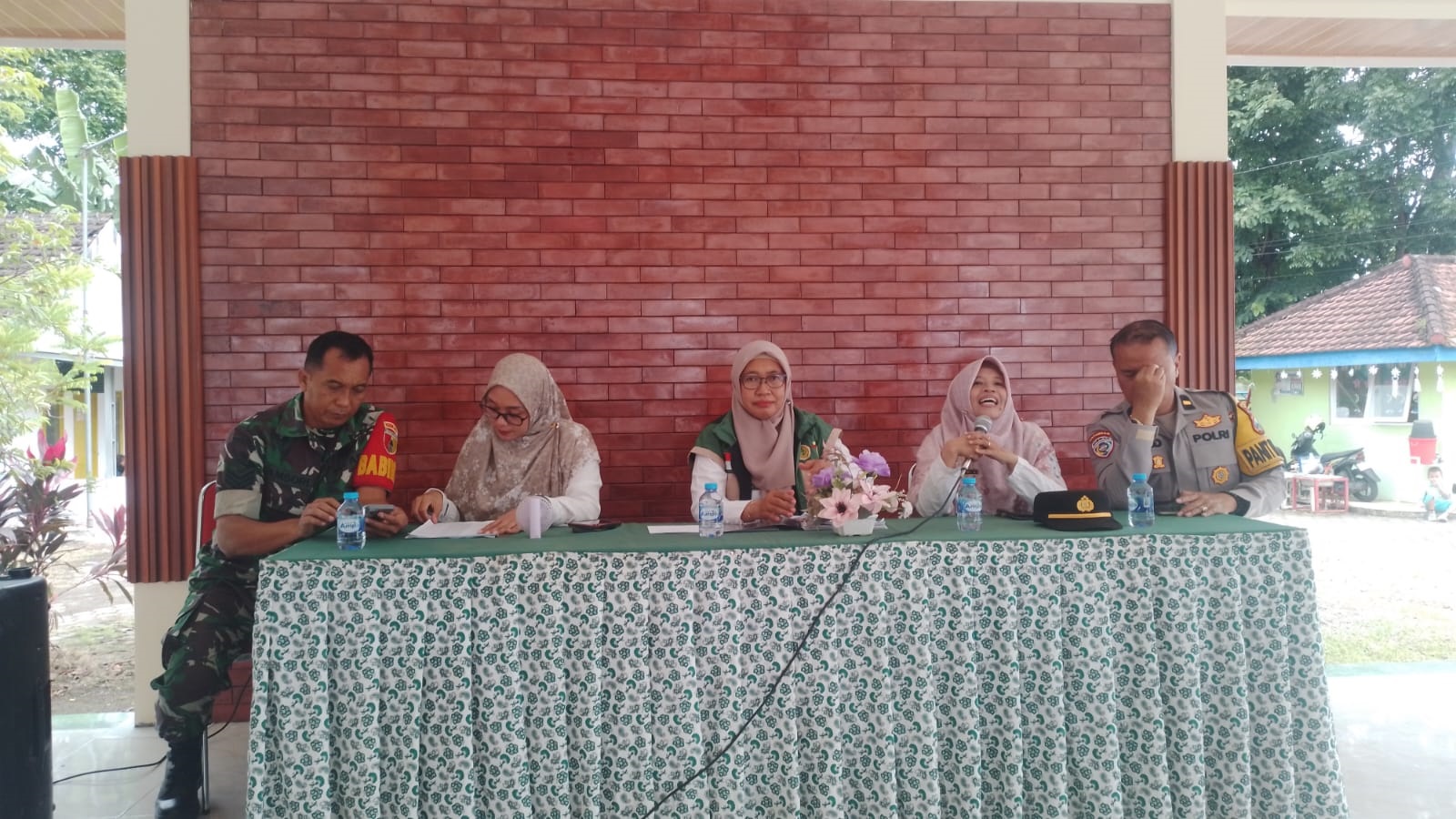 BERTEMU LANGSUNG: Audiensi DTPHP Jember bersama petani Kelurahan Kranjingan di kantor kelurahan, kemarin.