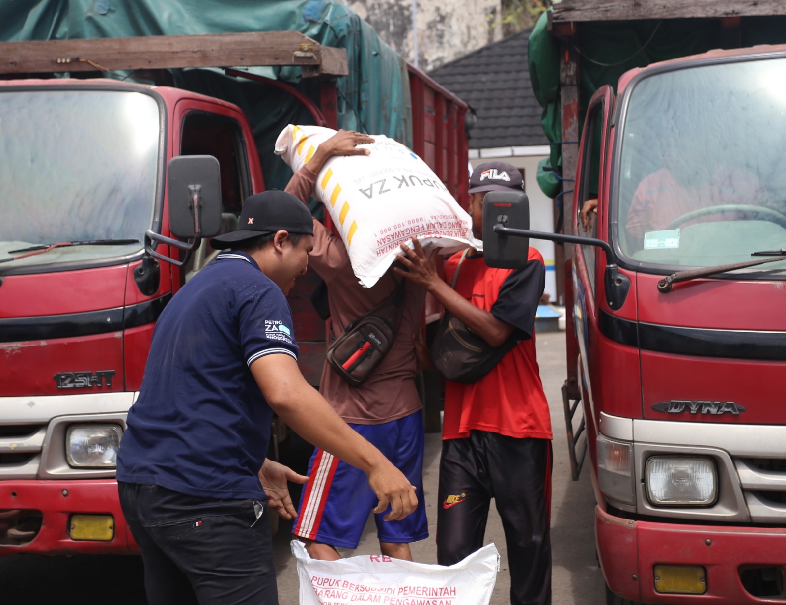 PENDISTRIBUSIAN: Pupuk Indonesia Jember mengalokasikan 124 ribu ton pupuk. Sejak awal tahun petani sudah bisa menebus pupuk subsidi di PPTS.