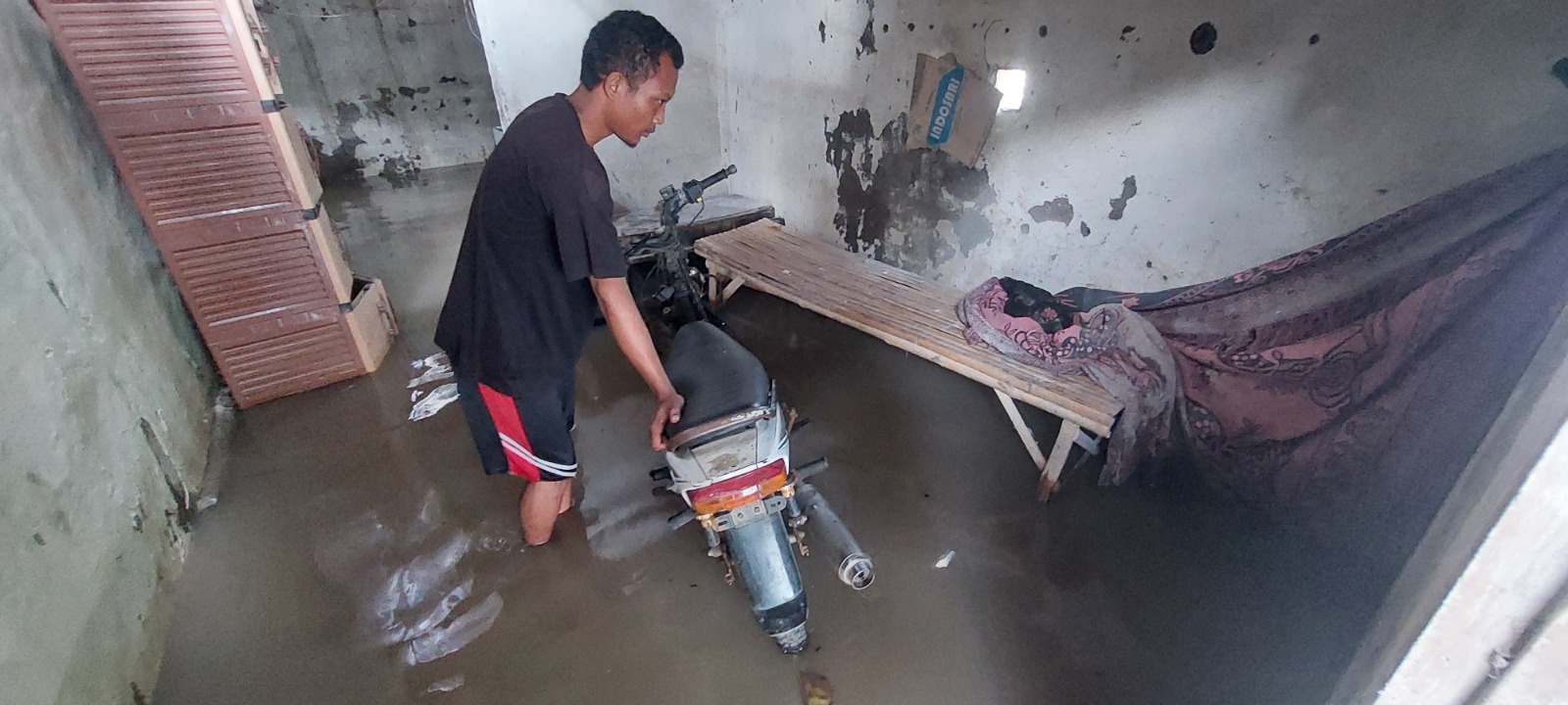 JADI LANGGANAN: Rumah Candra yang di tempati bersama Eva, istrinya di Dusun Kepel, RT 007 RW 008, Desa Lojejer, Kecamatan Wuluhan.