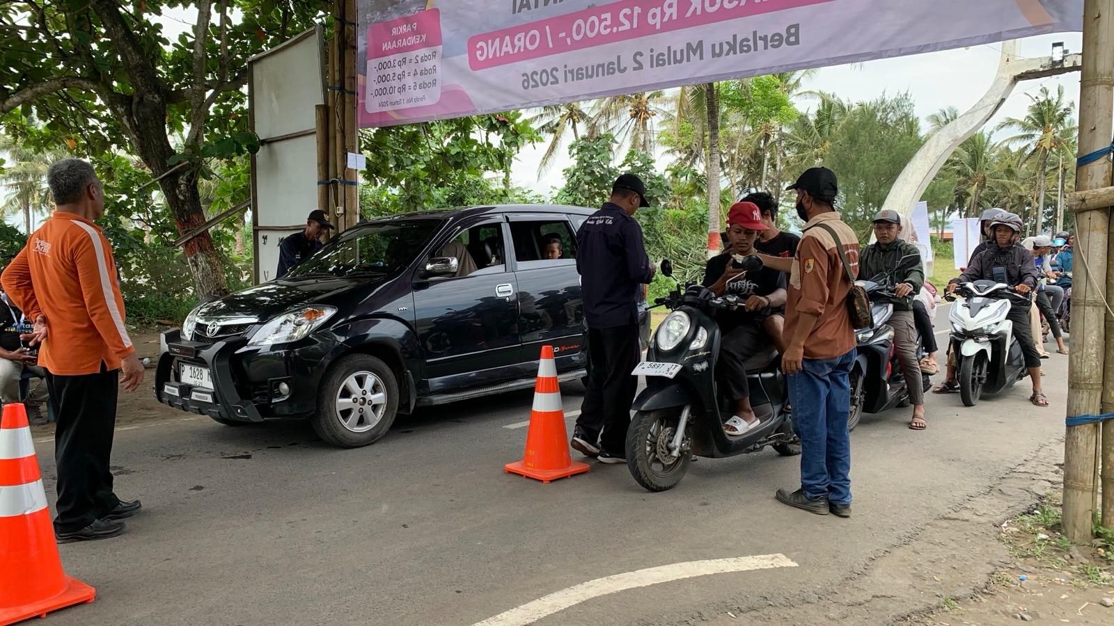 BERLIBUR: Pengunjung antre di pintu masuk wisata Pantai Watu Ulo-Papuma Jember. Selama liburan, BPBD menerjunkan tim untuk mengamankan lokasi wisata.