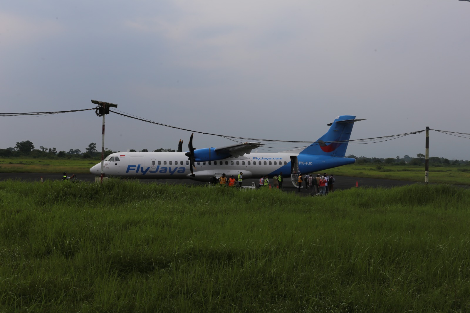 Pesawat FlyJaya di Bandara Notohadinegoro Jember, Selasa lalu. Komisi C DPRD terus menjalin komunikasi dengan DPR RI dan kementerian pusat agar runway bandara bisa diperpanjang.