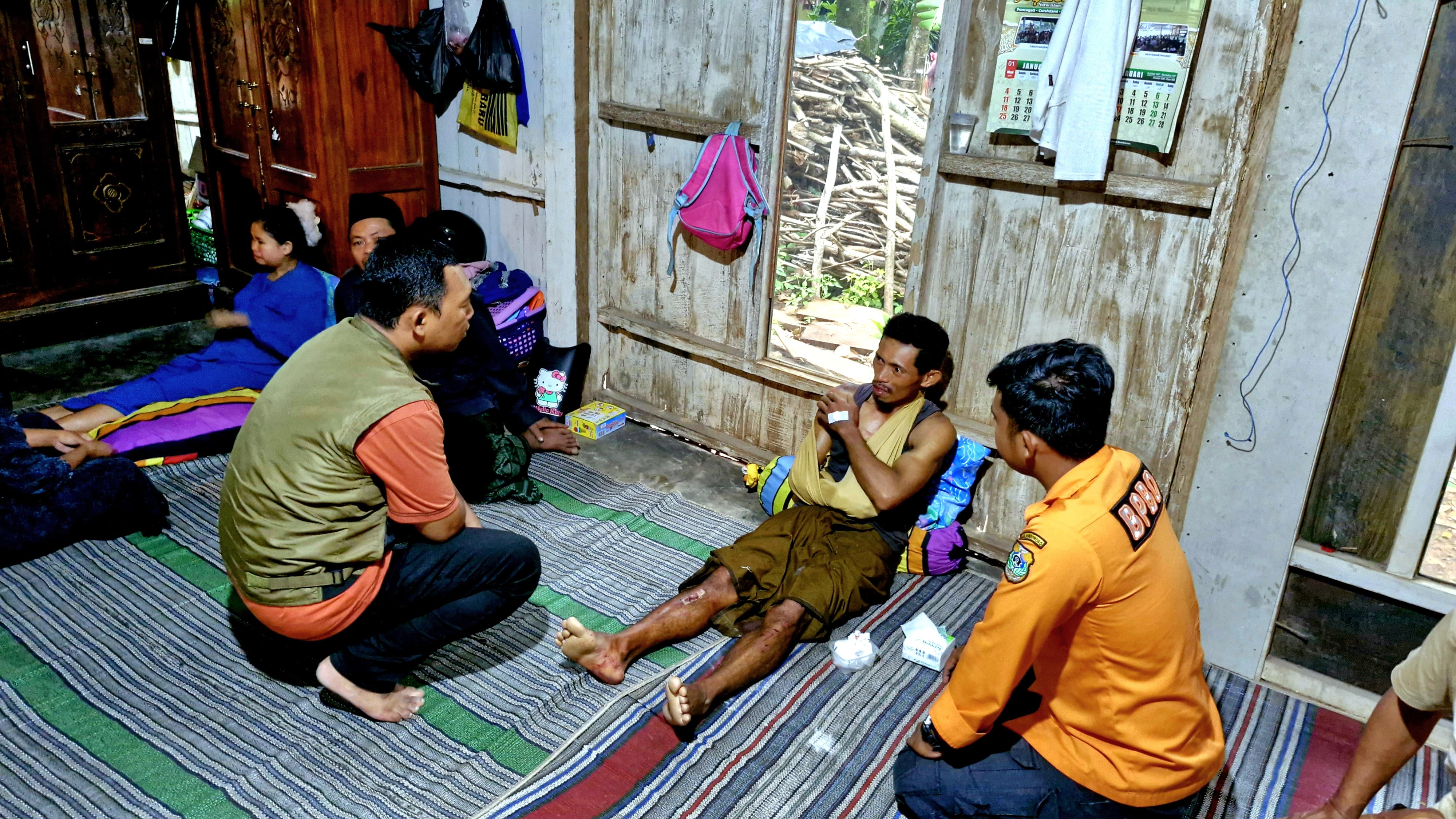 Petugas BPBD Bondowoso Mengunjungi korban yang tertimpa pohon, kemarin. (BPBD BONDOWOSO).
