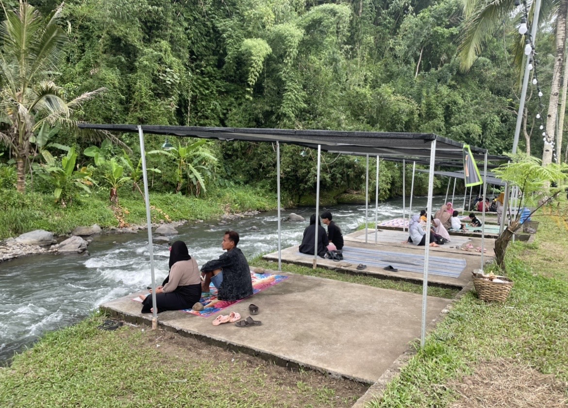 DAYA TARIK: Pengunjung antusias mengunjungi sejumlah wisata terjangkau yang ada di Lumajang. (ADE APRYANIS/RAME)