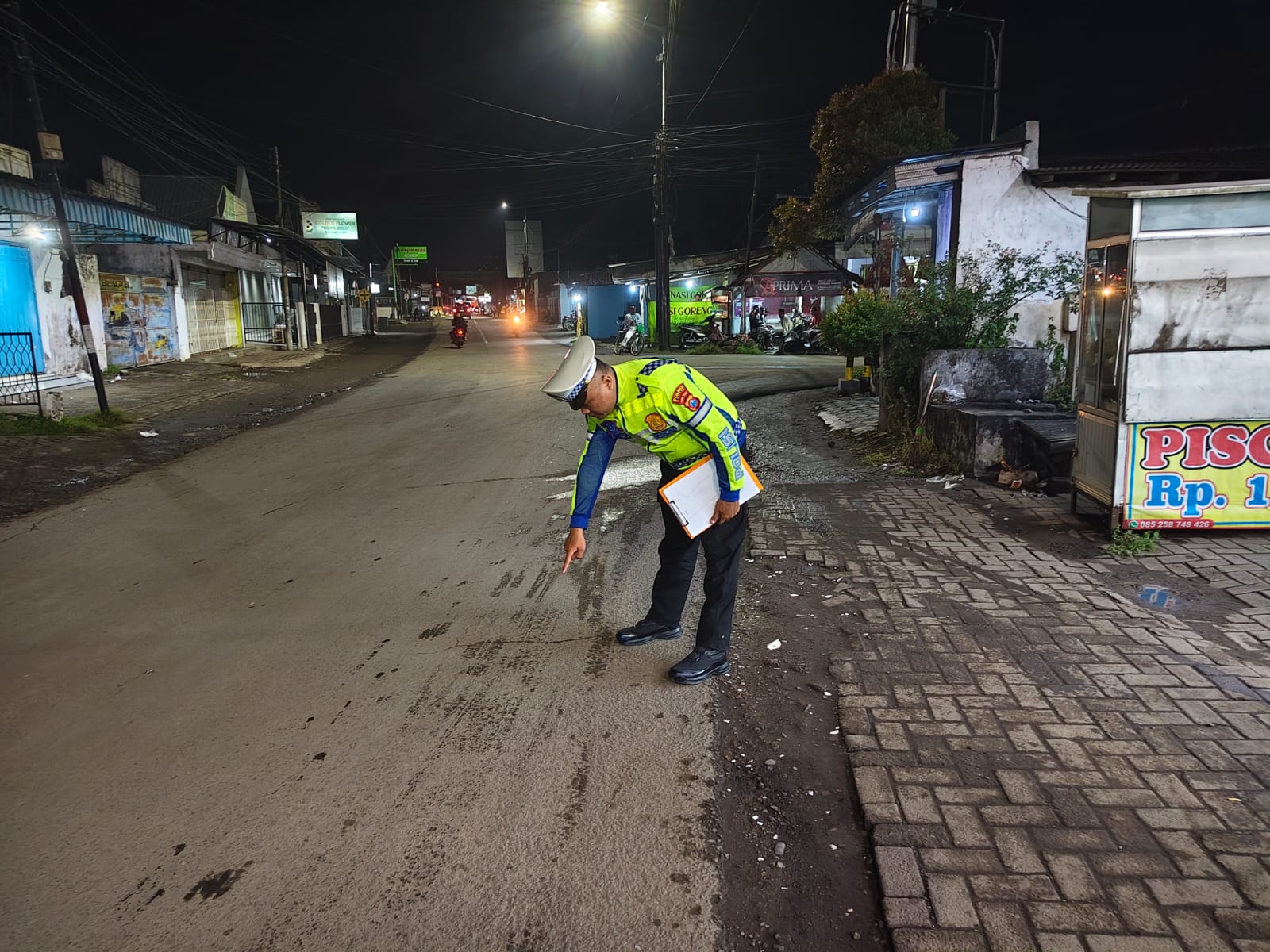 Lokasi kecelakaan maut yang merenggut nyawa seorang penumpang sepeda motor, di ruas Jalan Balung&ndash;Ambulu, Desa Balung Lor, Kecamatan Balung, Jember, Sabtu petang (17/01/2025). (Dok. Satlantas)