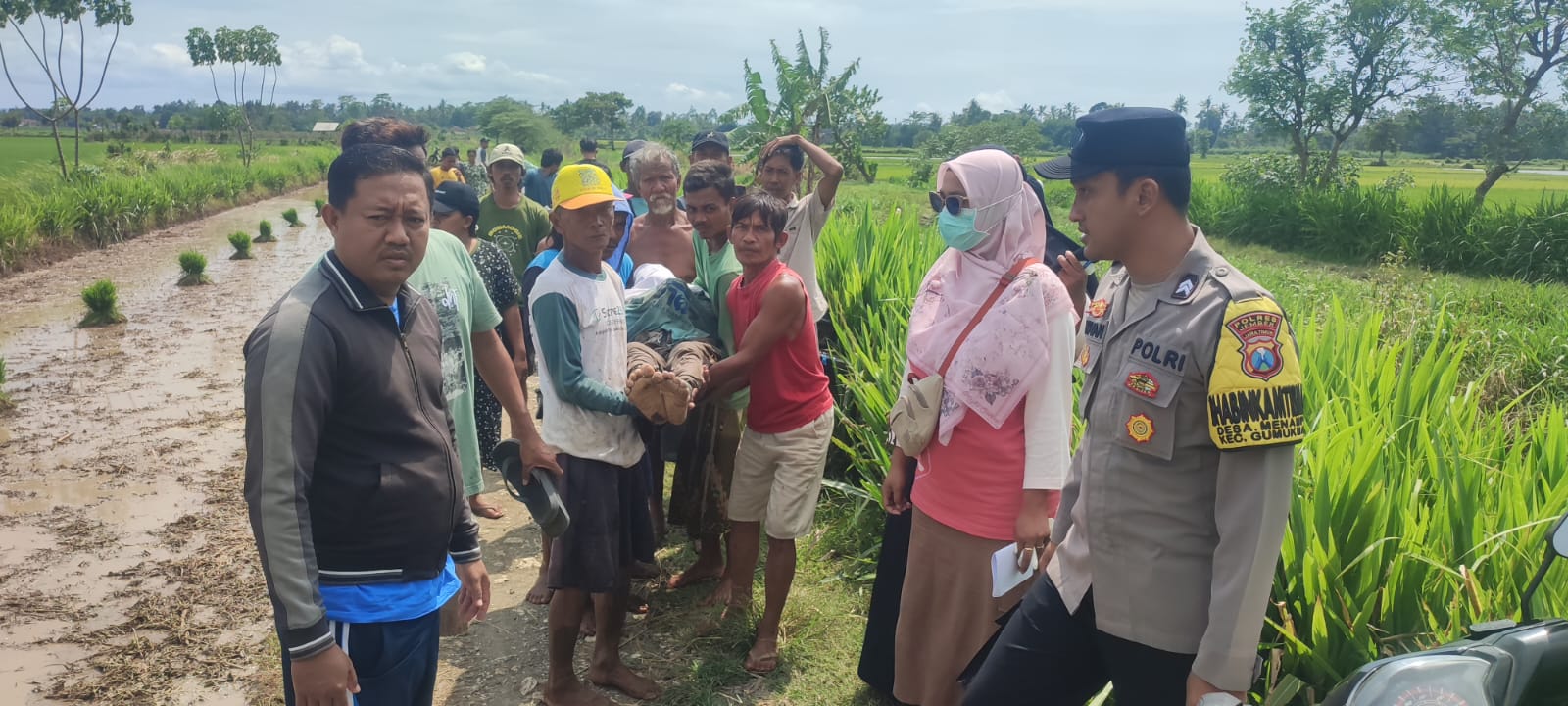 Jasad korban saat dievakuasi oleh kepolisian dan warga setempat setelah, di areal persawahan Desa Menampu Gumukmas, Jember, Sabtu (17/01/2025). (Dok. Polsek).