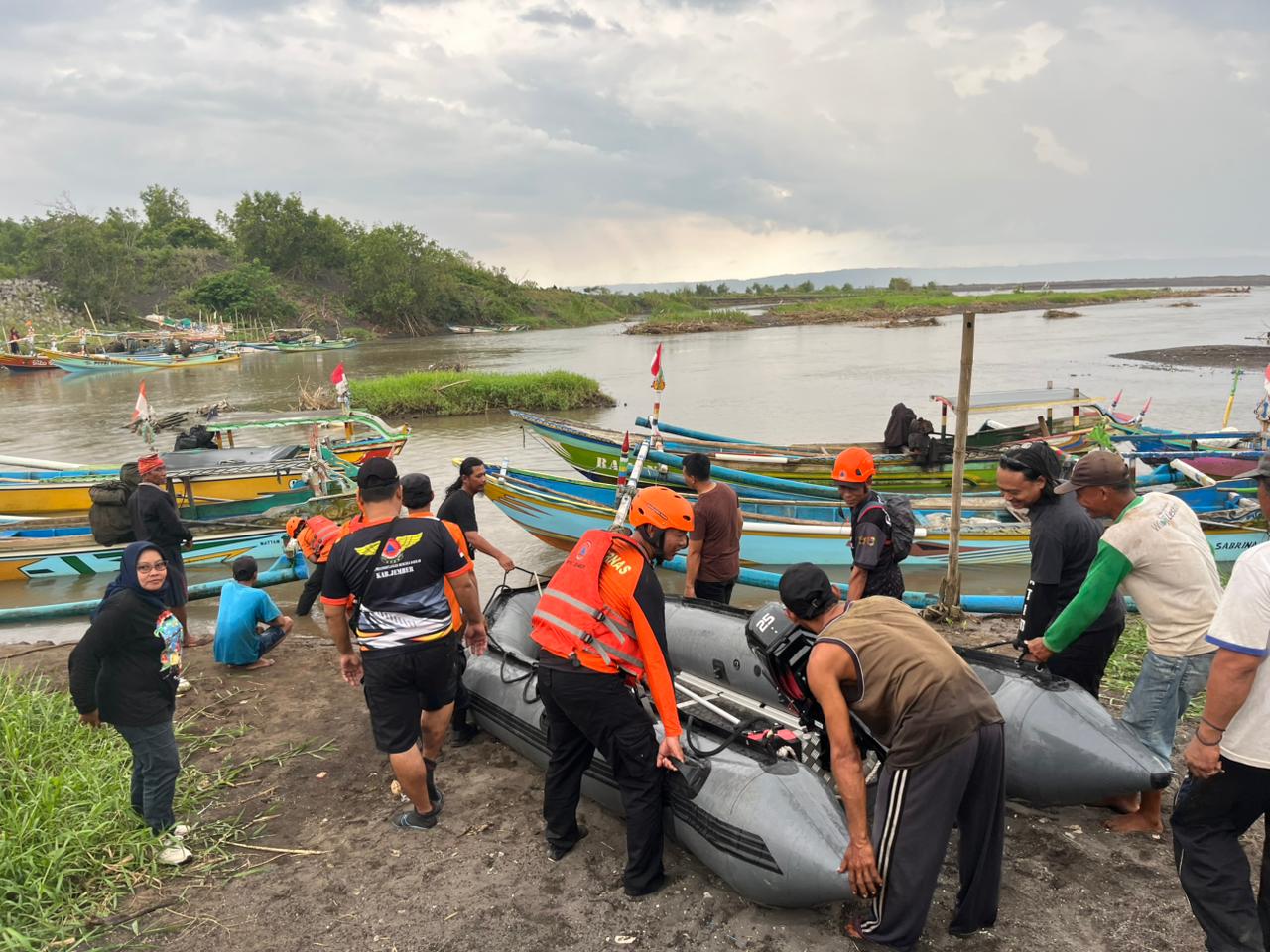 Petugas gabungan beserta dari unsur relawan, mulai melakukan penyisiran korban hanyut di Sungai Tanggul, Gumukmas, Jember, Sabtu (17/01/2026). (Dok. BPBD)