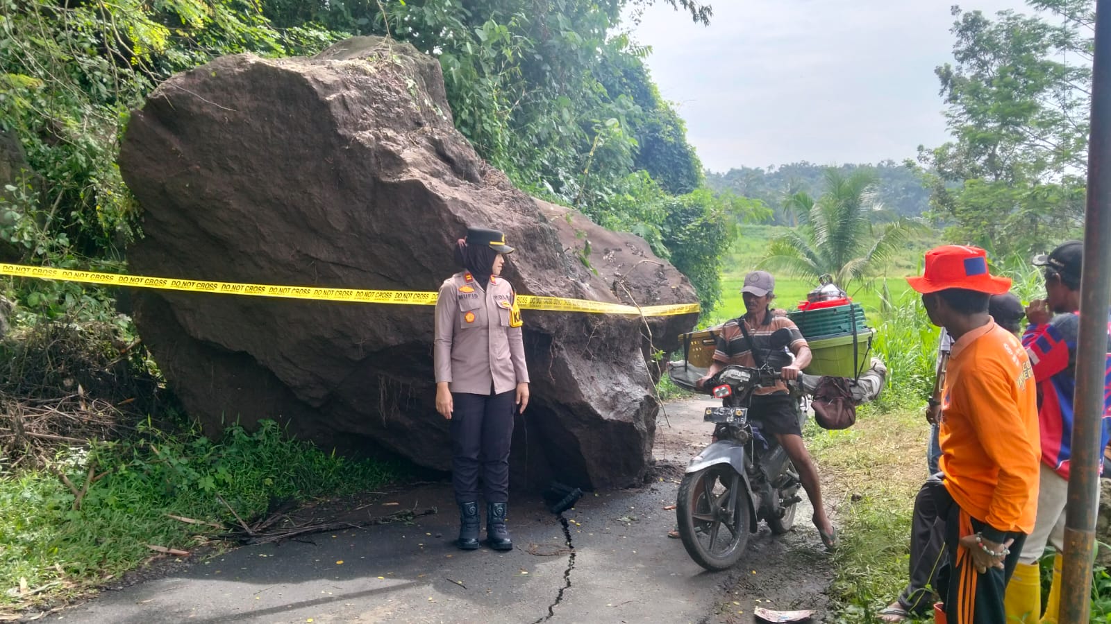 BERBAHAYA: Batu berukuran sekitar 3 x 4 meter jatuh dari atas gumuk di Dusun Krajan 2, Desa Sukoreno, Kecamatan Kalisat, hingga menutup jalan desa, Jumat (16/1) pukul 15.00.