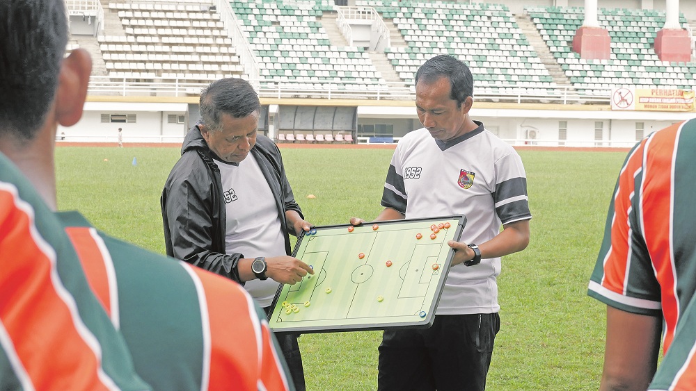 BANGUN STRATEGI: Head Coach Persid, Agus Yuwono (kiri), ketika memberikan pengarahan taktikal dalam Latihan rutin tim sebelum laga perdana babak 16 besar sore ini.