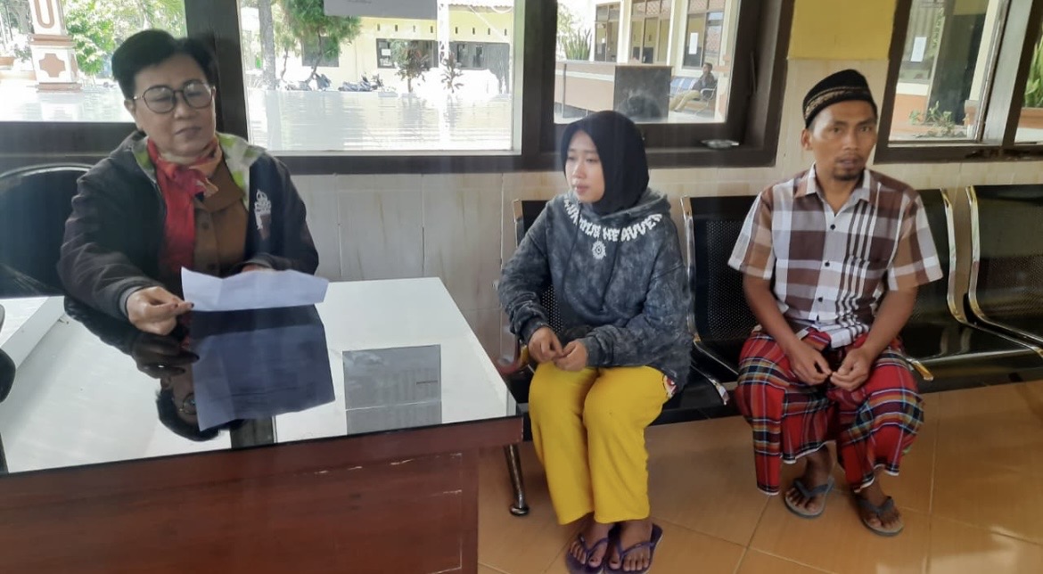 MEMBAYAR: Warga kecamatan Tlogosari saat melakukan pembayaraan tanggungan PBB beberapa waktu lalu.(FAQIH HUMAINI/RADAR IJEN)