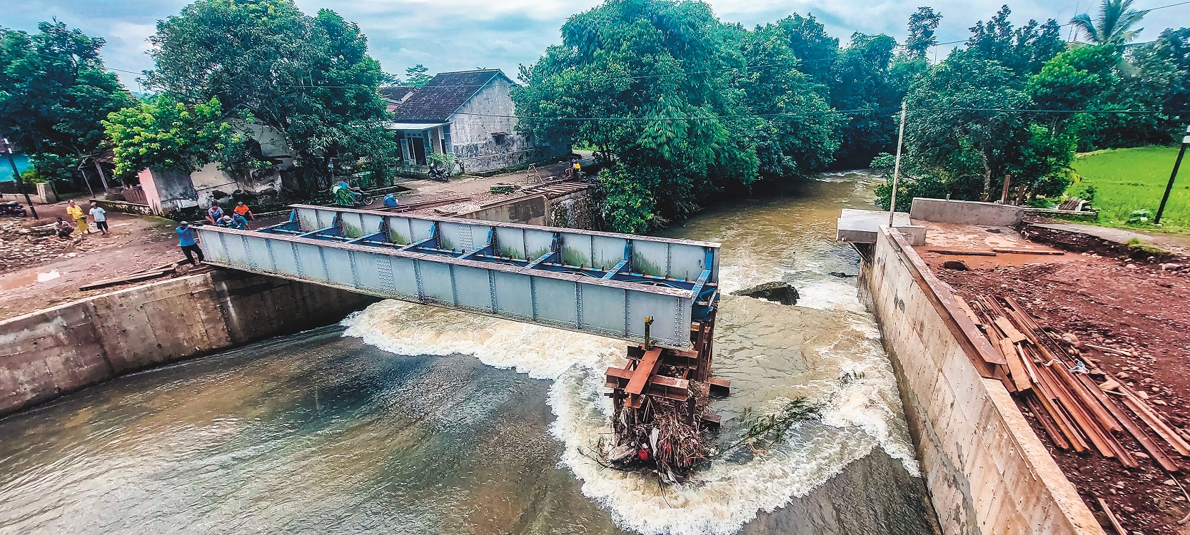 LANGSUNG DIPERBAIKI: Jembatan penghubung Dusun Krajan Selatan dan Dusun Kloncing, Desa Patemon, Kecamatan Pakusari, yang putus akibat banjir, mulai diperbaiki dengan konstruksi lebih kuat.