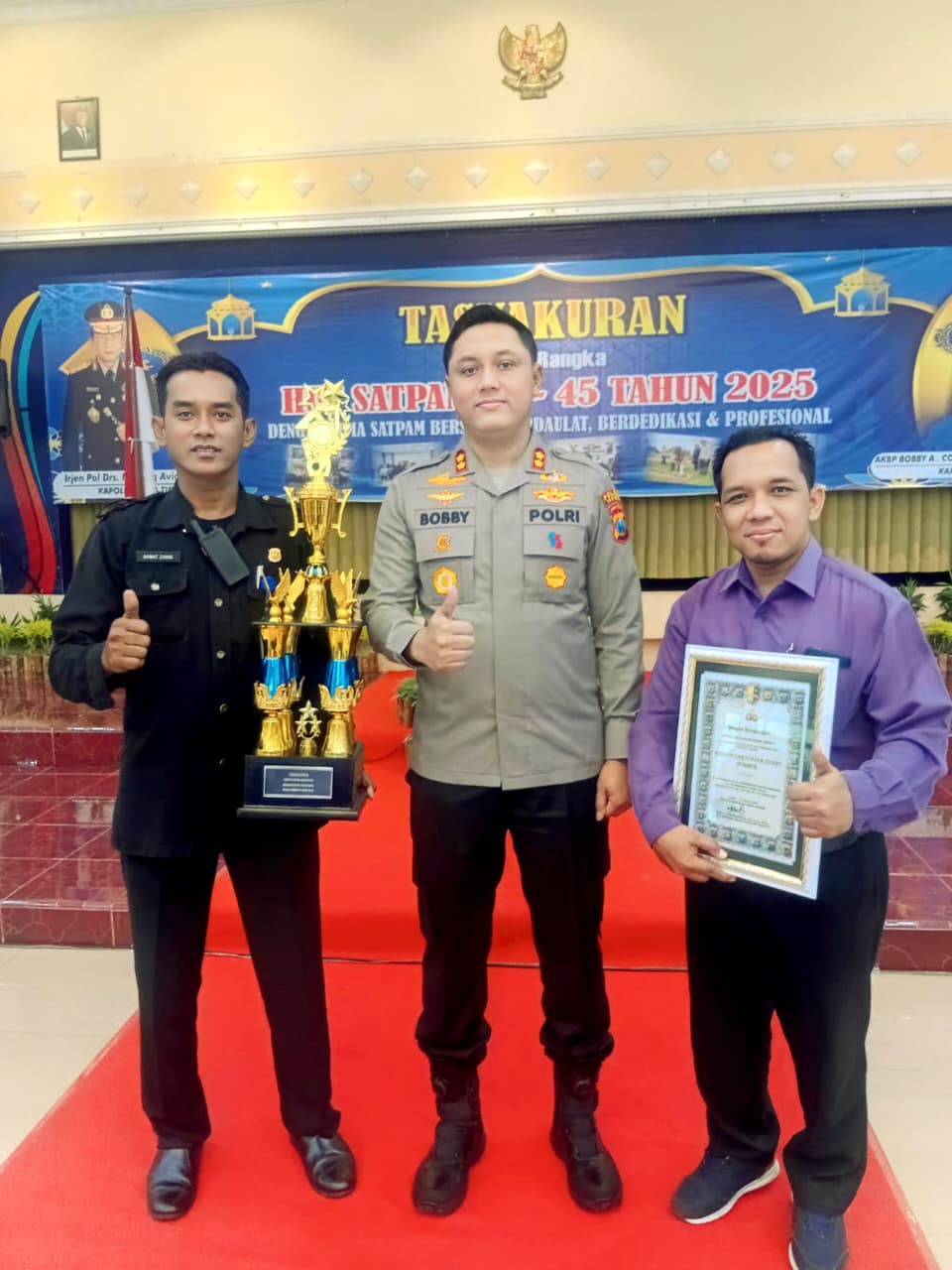 MEMBANGGAKAN: Kapolres Jember AKBP Bobby A. Condroputra, S.H., S.I.K., M.Si. memberikan penghargaan kepada Satpam RS Bina Sehat Jember.
