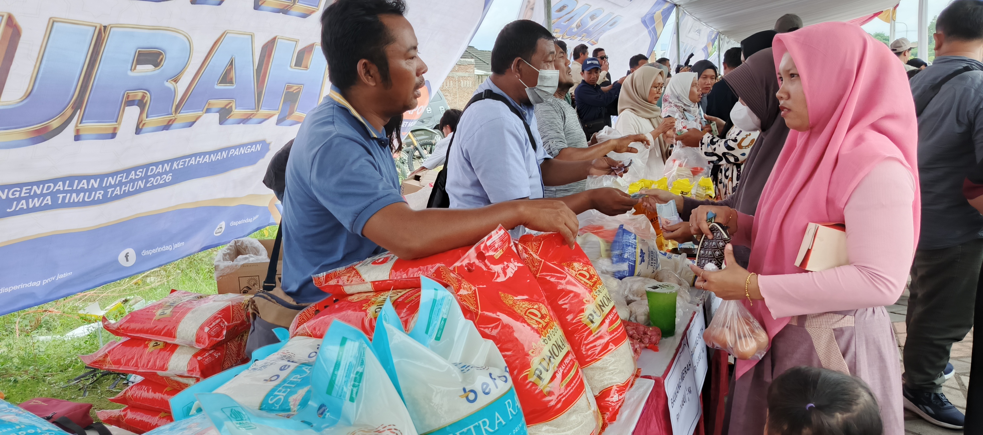 SUPLAI STOK: Operasi pasar yang menjajakan sejumlah kebutuhan pokok untuk menstabilkan pasokan dan harga, di lingkungan Perumahan Green Garden, Kaliurang, Sumbersari, Jember, Minggu (18/1).