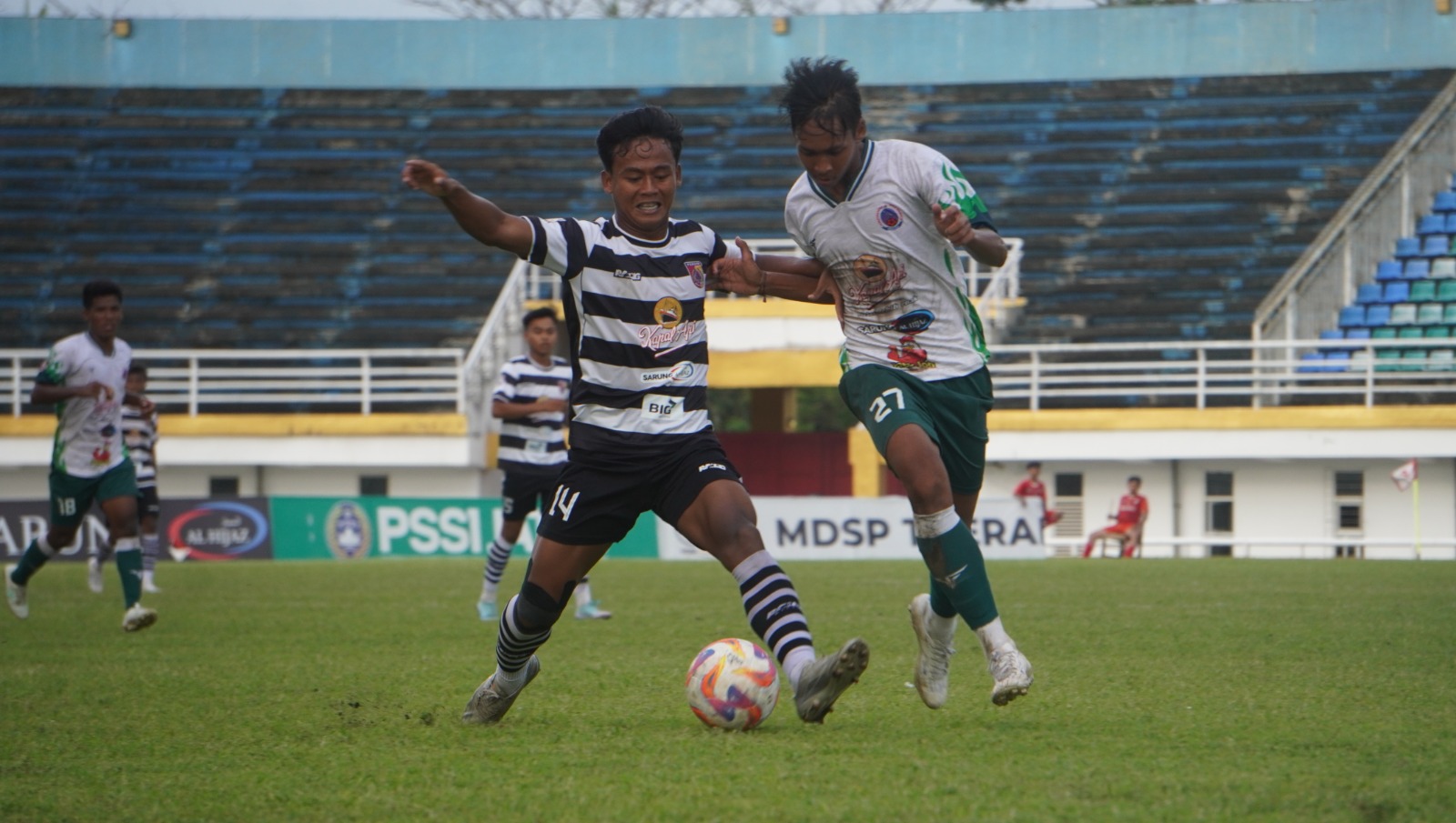 Pemain Persid Jember (kiri) kesusahan melewati pemain Persida Sidoarjo pada laga pertama 16 besar Grup KK Liga 4 Jatim, di Stadion JSG, kemarin (19/1). Dalam pertandingan tersebut Persid menang 2-1.