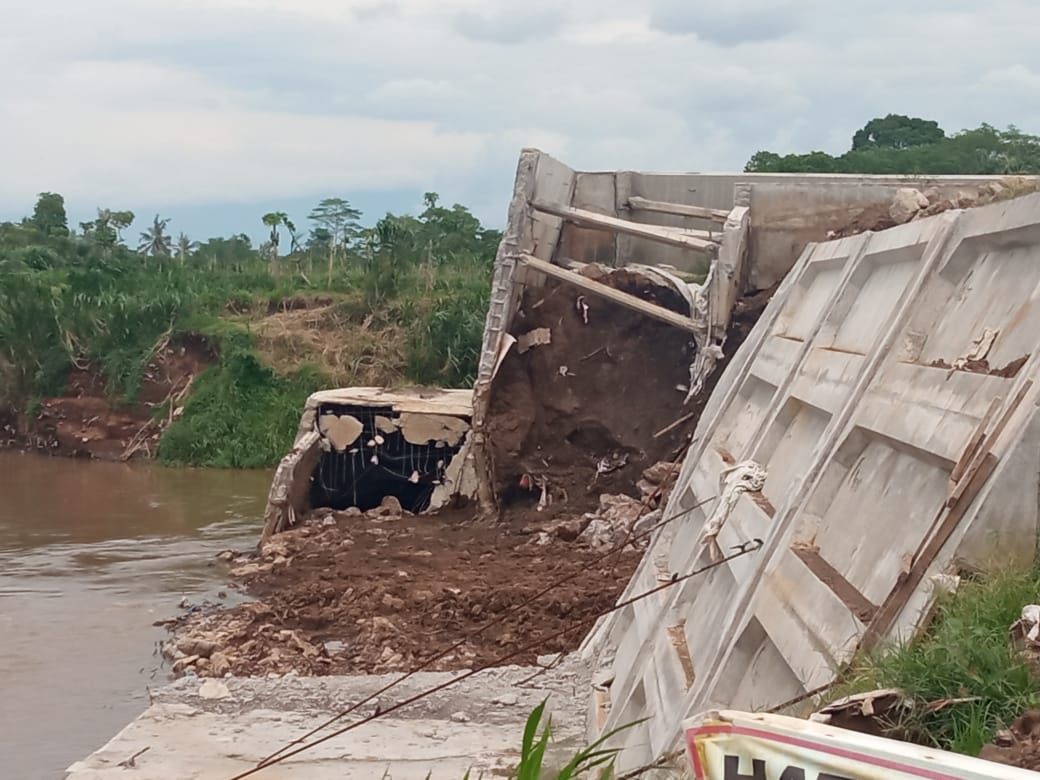 RONTOK: Bangunan pelimpah (spillway) Sungai Tanggul yang ambrol. Proyek yang dikerjakan rekanan dari PT Rajendra Pratama Jaya tersebut juga melebihi batas waktu pekerjaan.