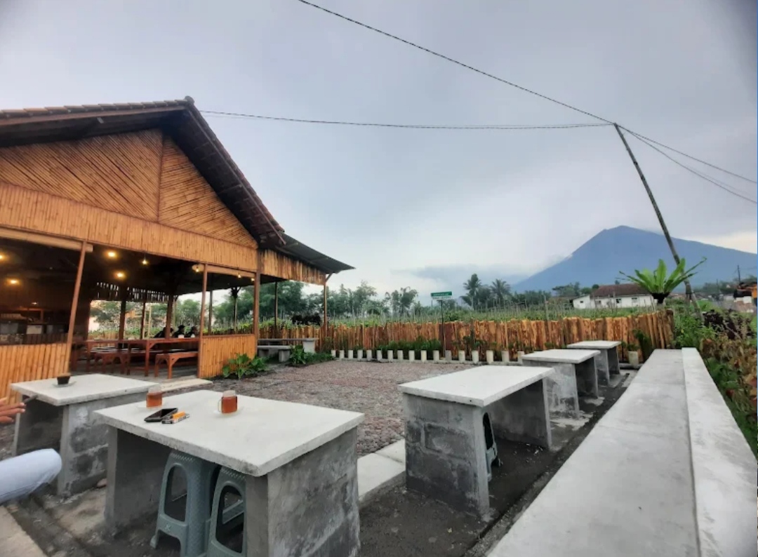 MENAWAN: Salah satu tempat ngafe alam yang menyejukkan mata. (TERAS SEMERU)