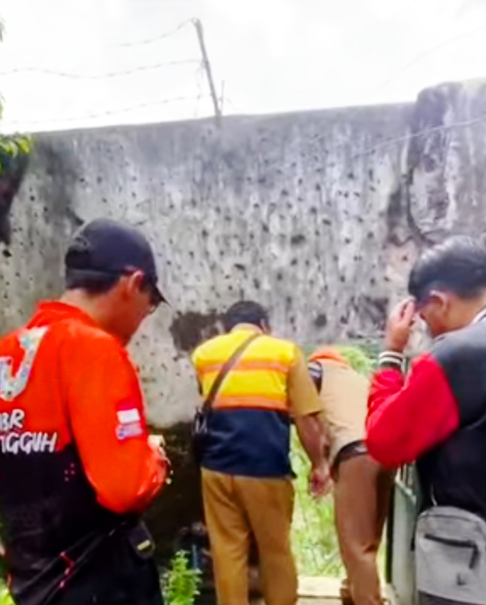 Petugas saat mengecek kondisi rumah warga yang longsor di Lingkungan Krajan, Kelurahan/Kecamatan Patrang, Jember, Senin (19/1/2026) pagi. (Dok. BPBD)