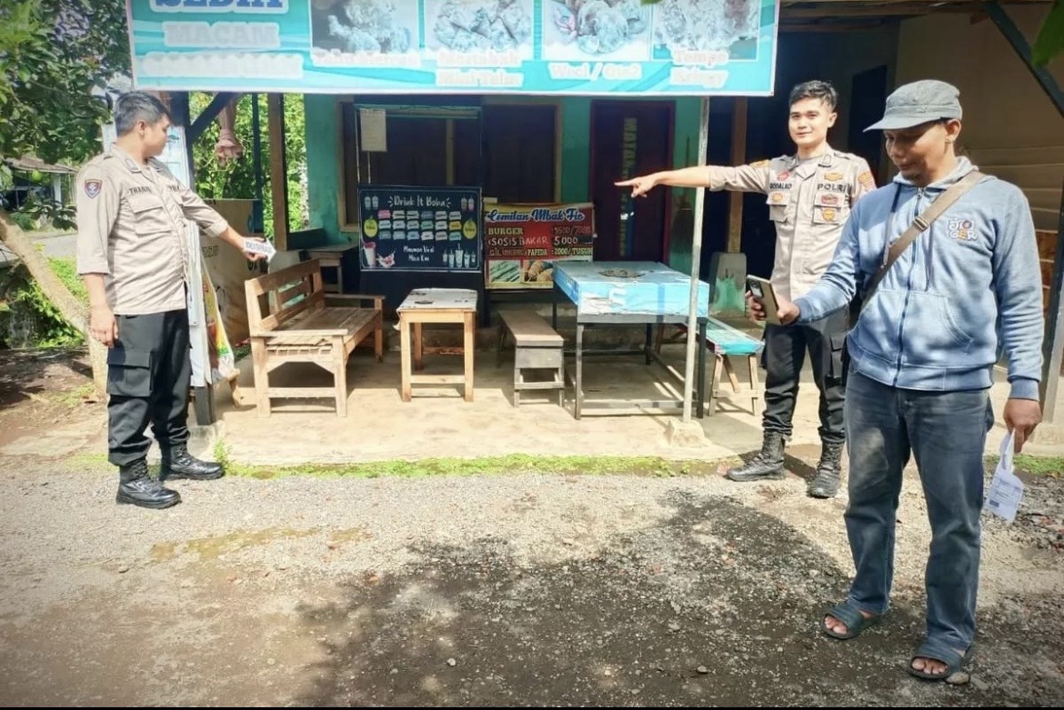 OLAH TKP: Anggota kepolisian Lumajang saat melakukan olah TKP, kemarin.(POLRES LUMAJANG)