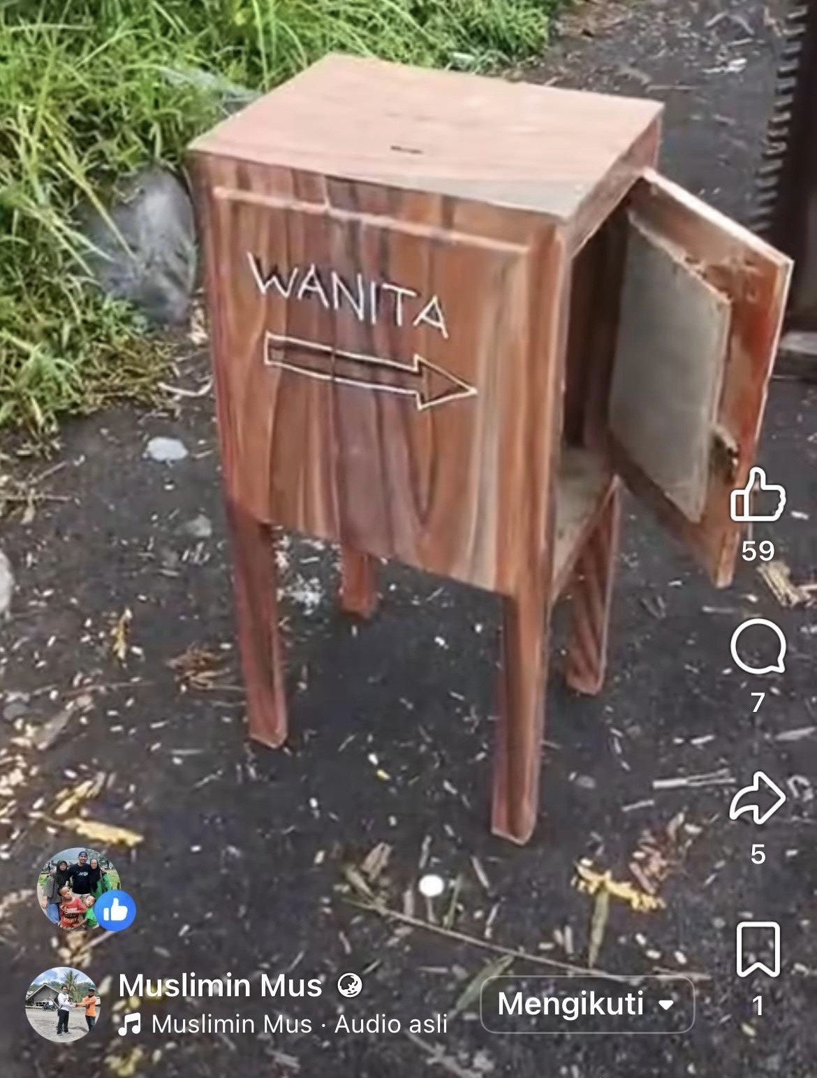 Warga saat temukan kotak amal di JLS Pasirian, Lumajang.