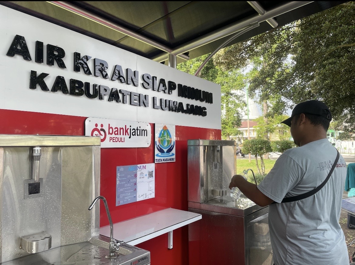 PENUHI: Fasilitas penunjang di Alun-alun Lumajang disambut penuh antusias oleh pengunjung, kemarin.(ADE APRYANIS/RAME)