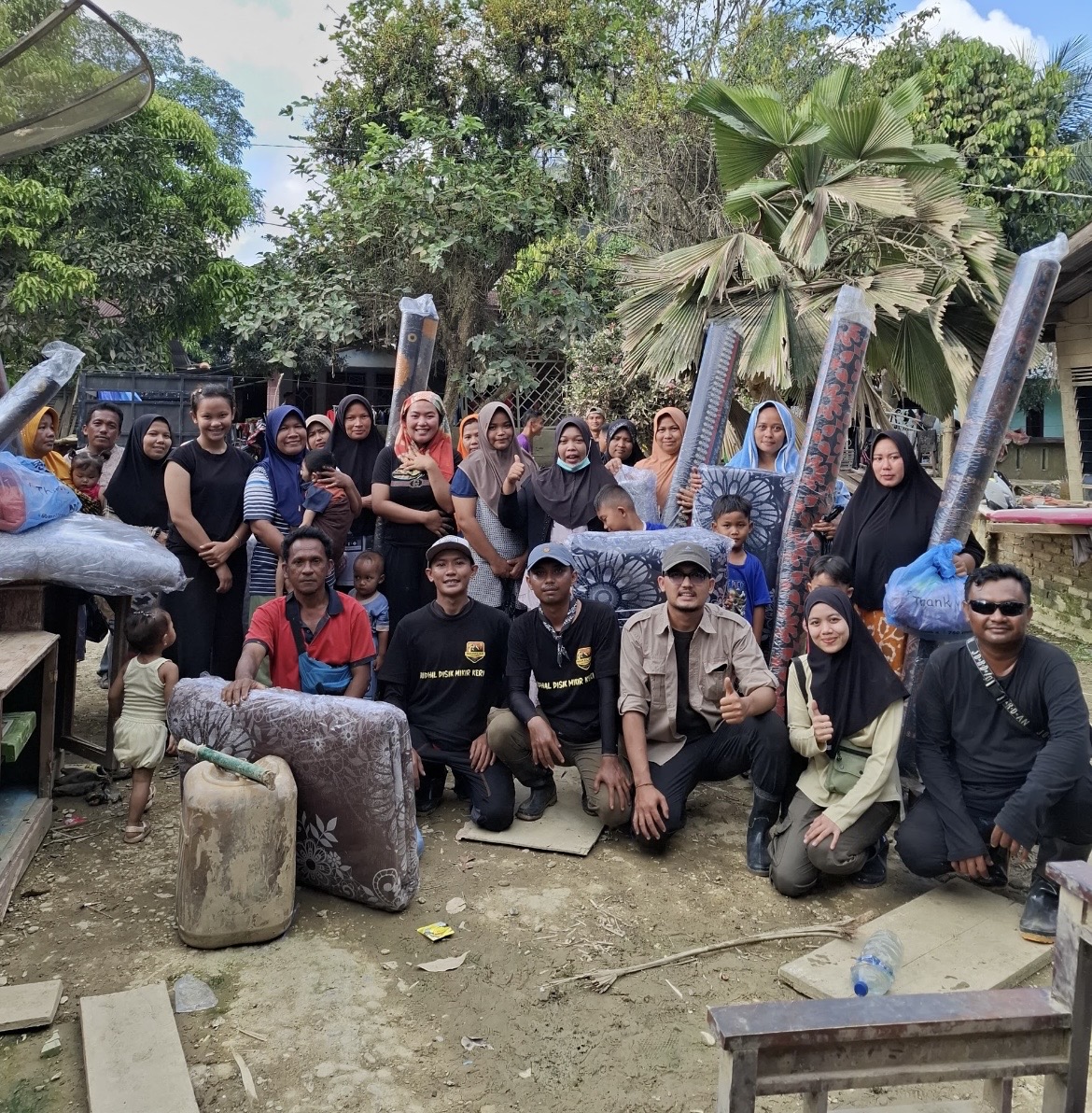 AKSI KEMANUSIAAN: Para anggota Makelar akhirat membantu warga terdampak banjir di Sumatera dan Aceh.(YUS DENY)
