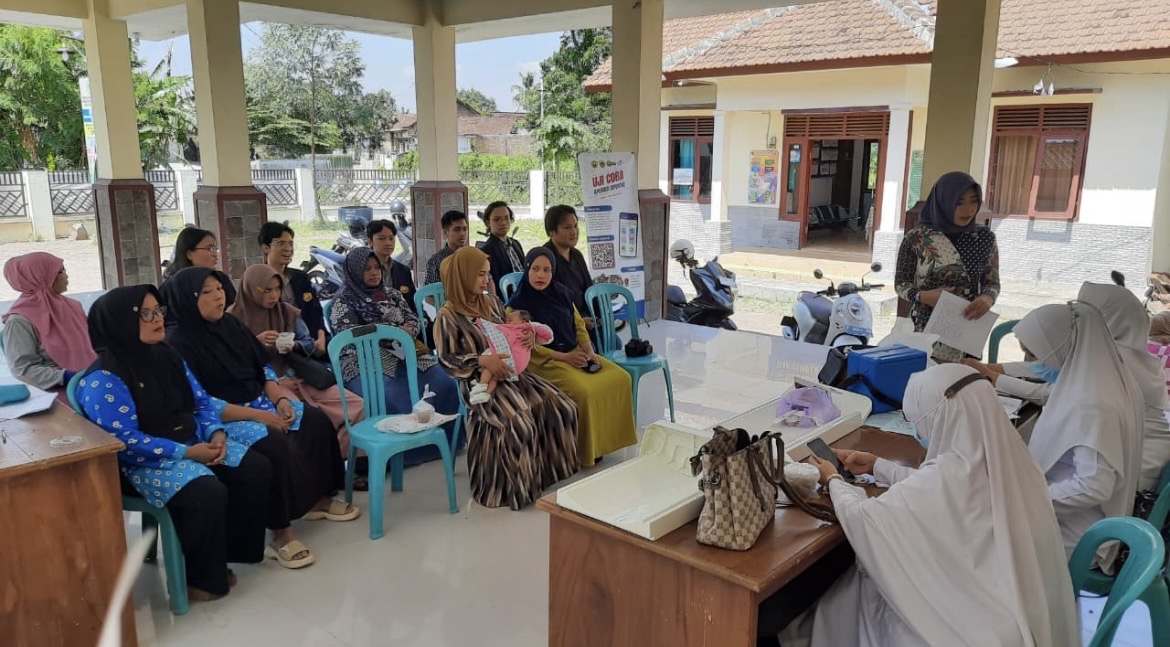 MELAYANI: Beberapa petugas medis dari Puskesmas Tenggarang saat mengecek kesehatan balita.(FAQIH HUMAINI/RADAR IJEN)