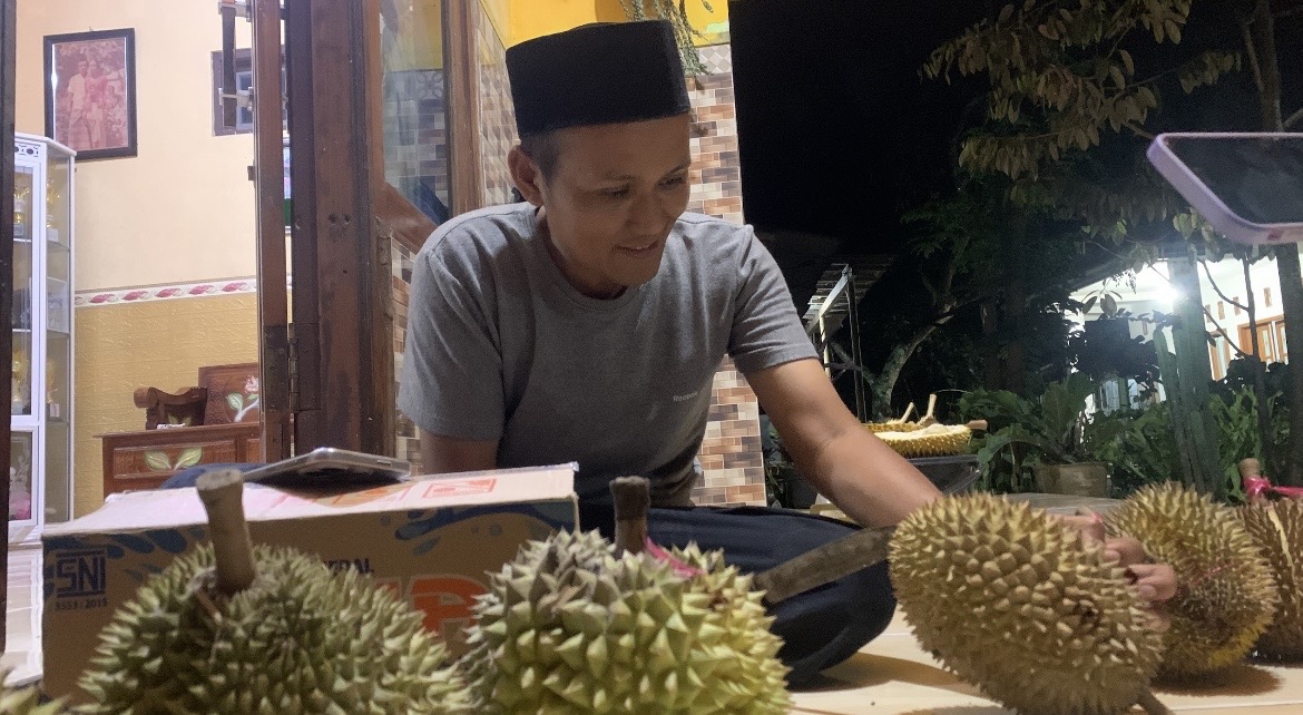 KHAS: Andriono, pemilik Rumah Durian Lely menunjukan salah satu durian lokal andalannya.(ILHAM WAHYUDI/RADAR IJEN)