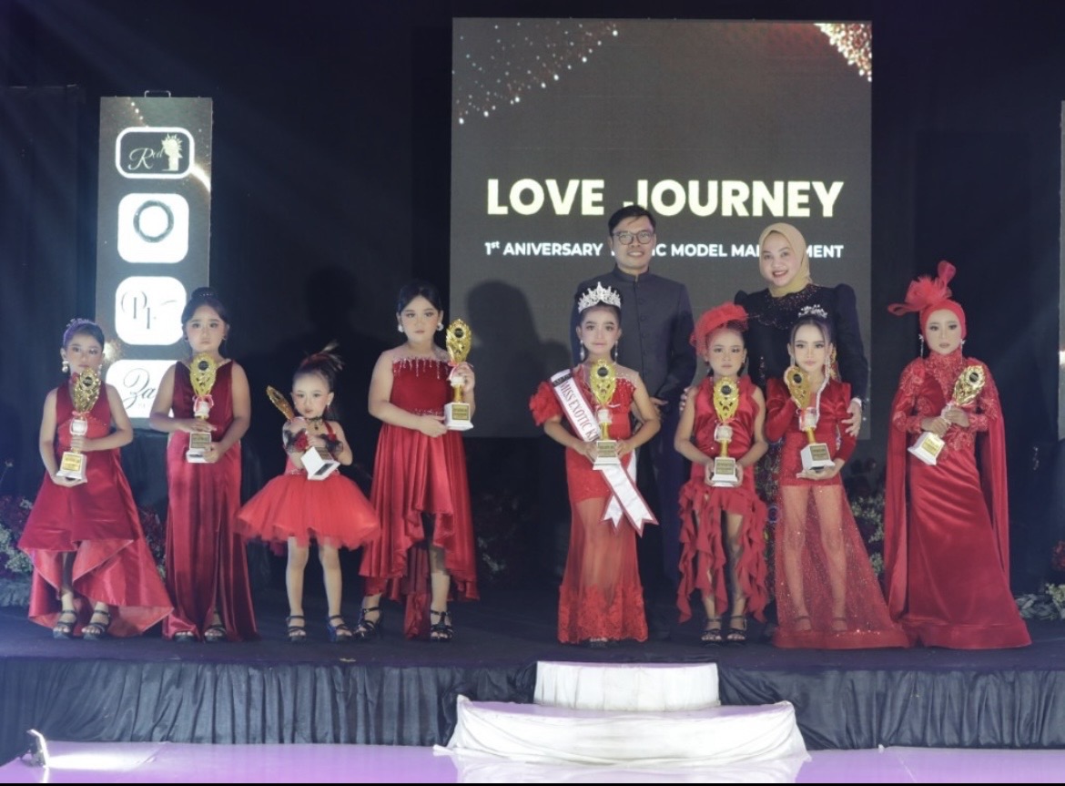 TAMPIL: Sejumlah peserta saat mengikuti kegiatan peragaan busana Anniversary ke-1 Exotic Model Management, SMK Muhammadiyah Lumajang.(ATIEQSON MAR IQBAL/RAME)