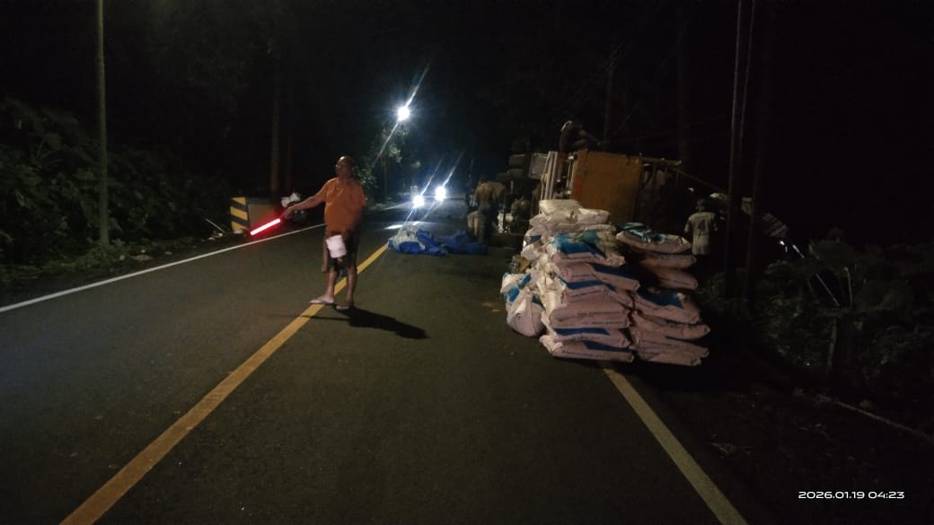 KECELAKAAN TUNGGAL: Truk bermuatan pakan ternak dan salak disopiri Samsul, 43 warga Kecamatan Randuagung, Lumajang terguling di Jalur Gumitir, Desa Sidomulyo, Kecamatan Silo pada Senin (19/1/2026)