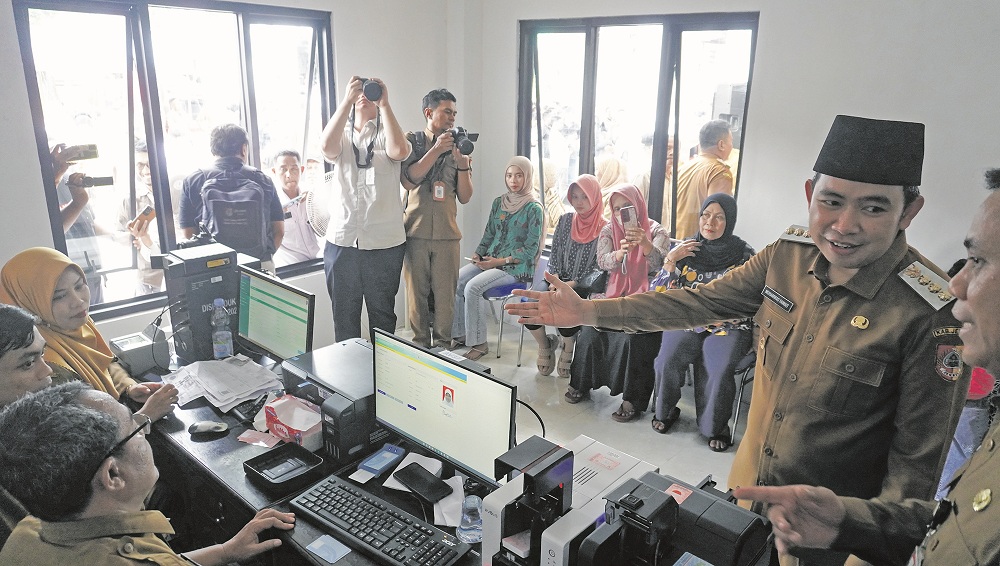 CEK LANGSUNG: Bupati Fawait saat mengecek langsung pelayanan cetak e-KTP di Kantor Kecamatan Jenggawah, Jember, belum lama ini.