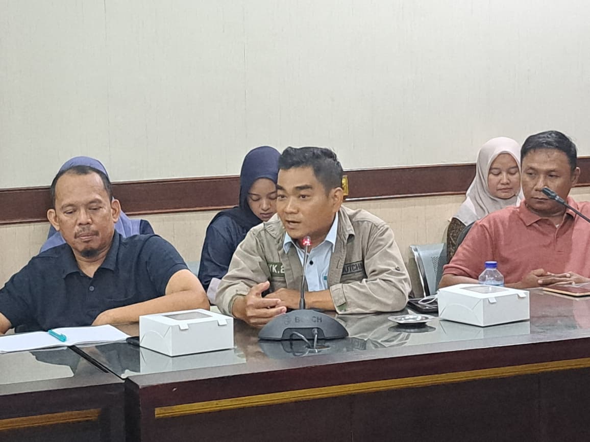 Warga Perumahan Villa Indah Tegal Besar, Kaliwates, mengadu kepada Komisi C DPRD Jember, kemarin (20/1). Mereka meminta pengembang bertanggung jawab atas banjir Desember lalu.