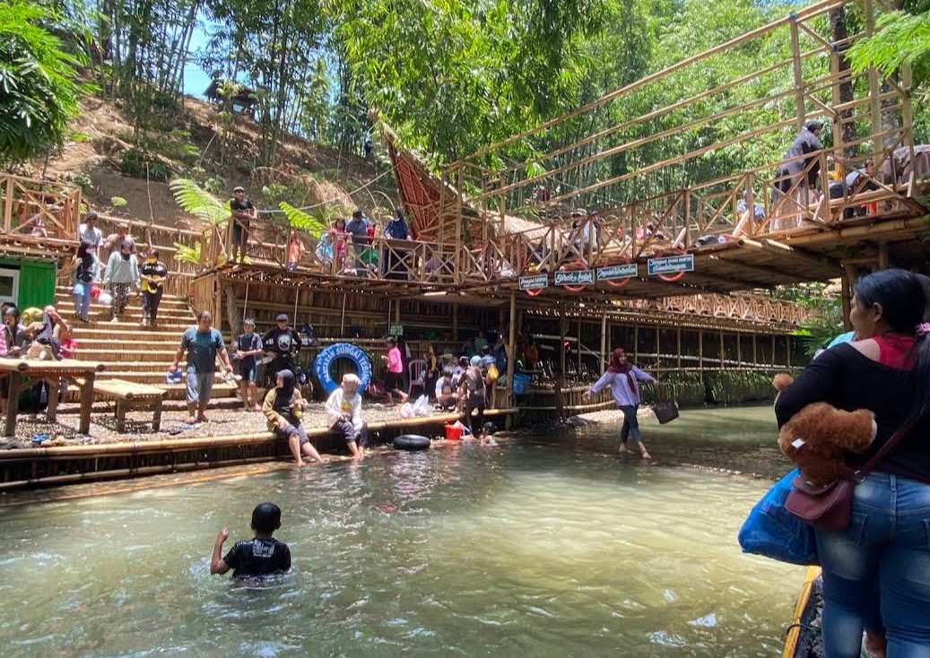 Keseruan pengunjung menikmati tubing dan bermain air di PPG Sidomulyo