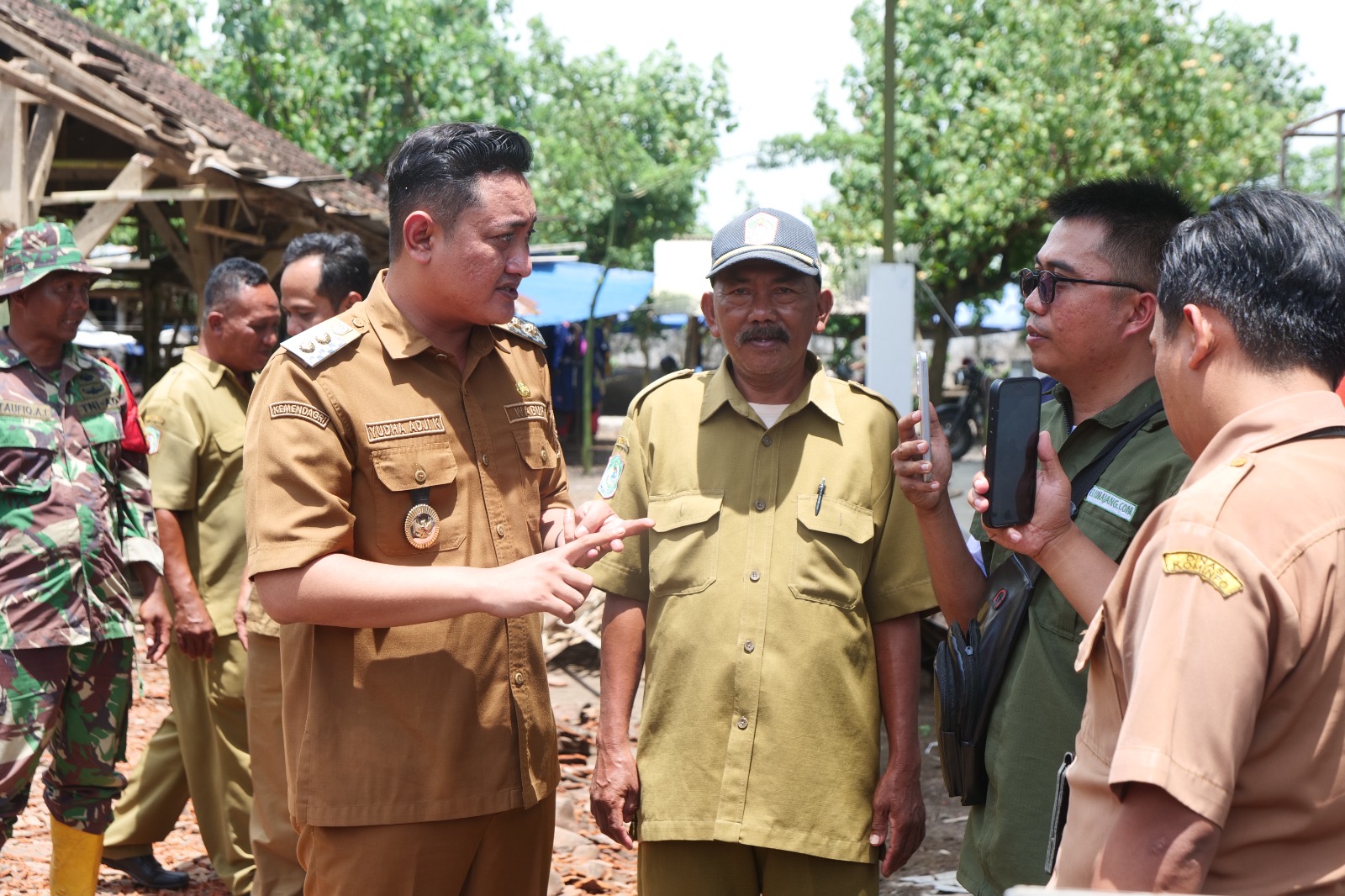 TINJAU: Wakil Bupati Lumajang Yudha Adji Kusuma saat meninjau Pasar Krai atau Pasar Selosoan di Kecamatan Yosowilangun, kemarin.(ATIEQSON MAR IQBAL/RAME)