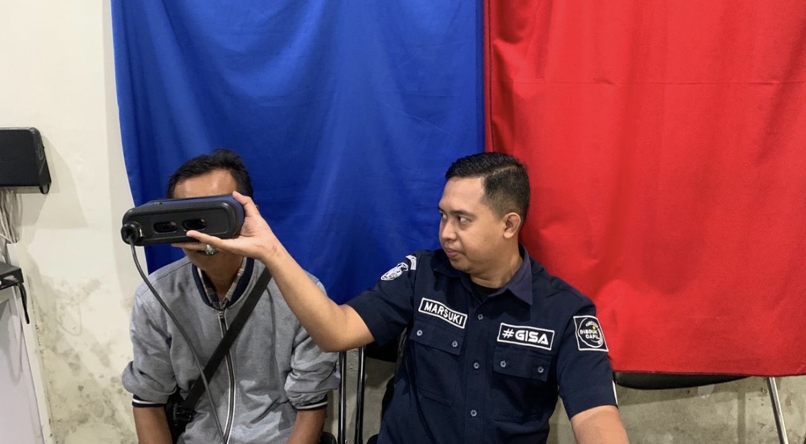 TERBATAS: Salah seorang petugas Dispendukcapil Bondowoso melayani warga yang melakukan perekaman KTP, kemarin.(ILHAM WAHYUDI/RADAR IJEN)