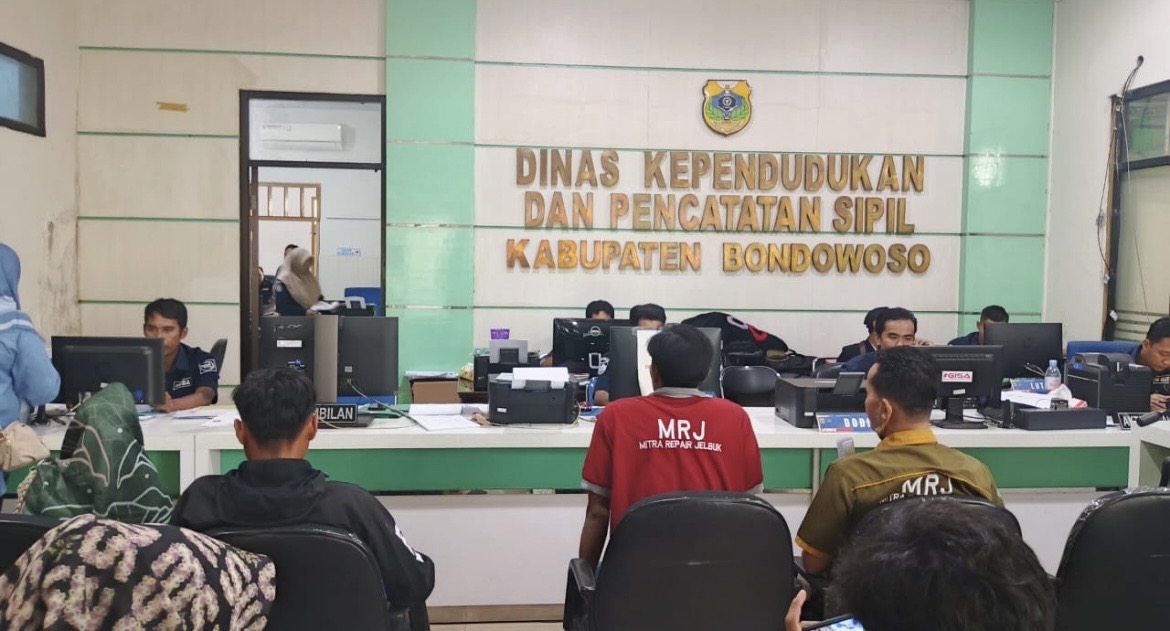 MENUMPUK: Sejumlah warga menunggu giliran untuk mengambil KTP yang baru Dicetak di Kantor Dispendukcapil Bondowoso,.(ILHAM WAHYUDI/RADAR IJEN )