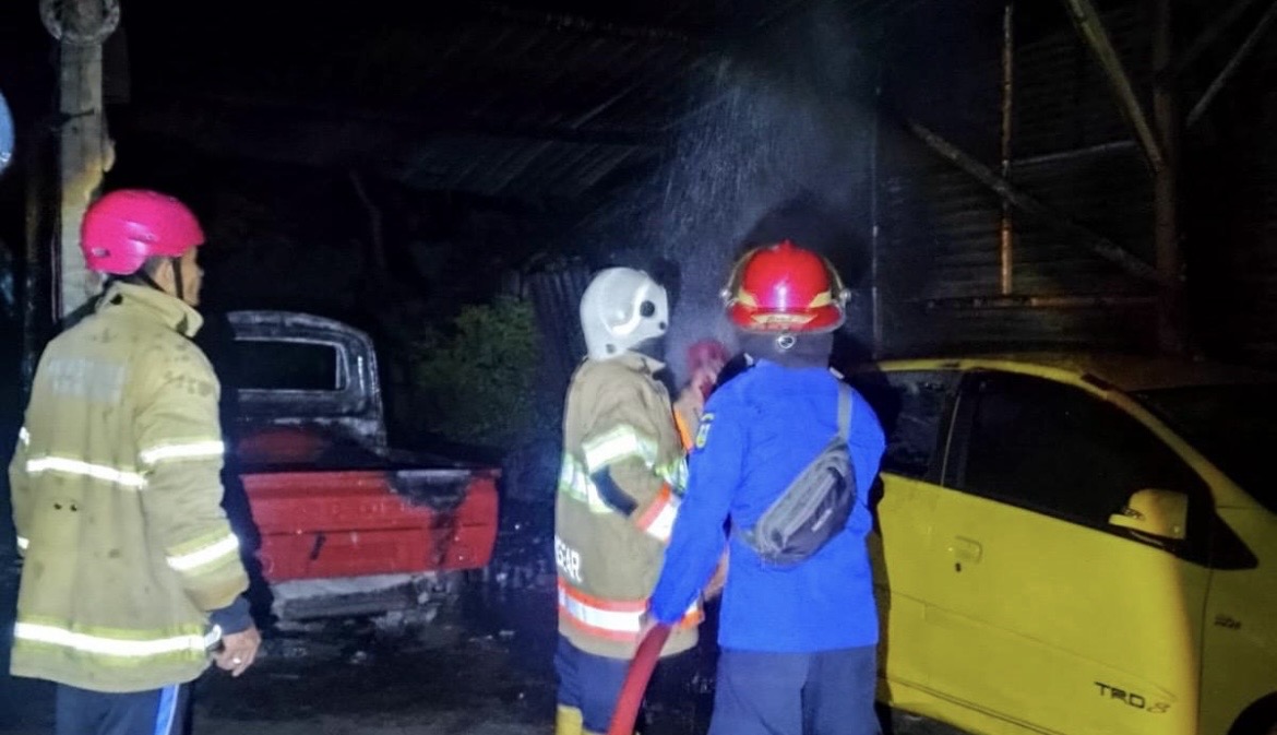 HANGUS: Petugas Damkar Bondowoso melakukan proses pemadaman di Bengkel Cat Mobil yang terbakar, kemarin.(ILHAM WAHYUDI/RADAR IJEN)