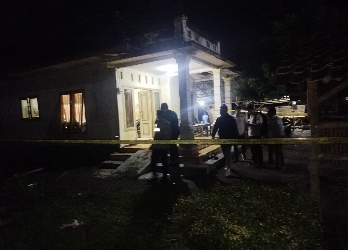 DATANGI: Sejumlah petugas kepolisian melakukan olah tempat kejadian perkara (TKP) di Dusun Karangpanas, Desa Wonosari, Kecamatan Tekung.(ATIEQSON MAR IQBAL/RAME)