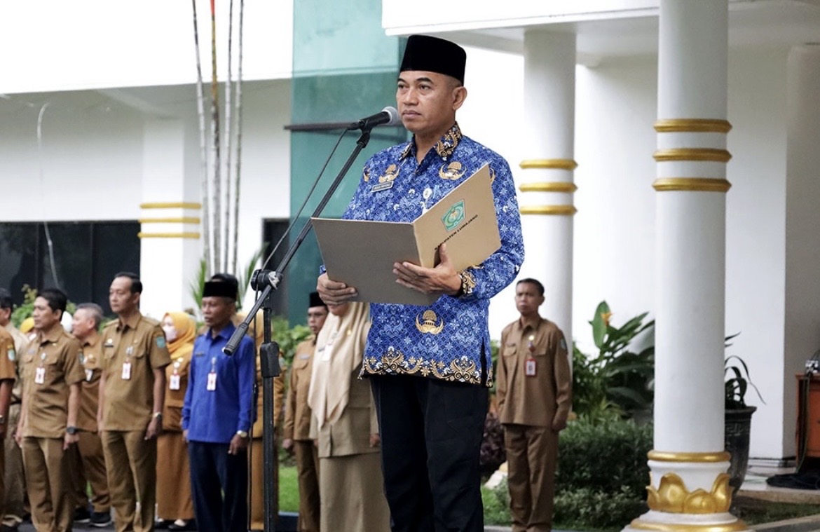 APEL: Sejumlah aparatur sipil negara (ASN) saat melaksanakan upacara, kemarin.(ATIEQSON MAR IQBAL/RAME)