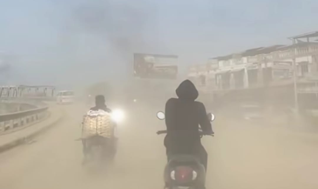 Kondisi Aceh Tamiang yang penuh dengan debu pascabanjir.