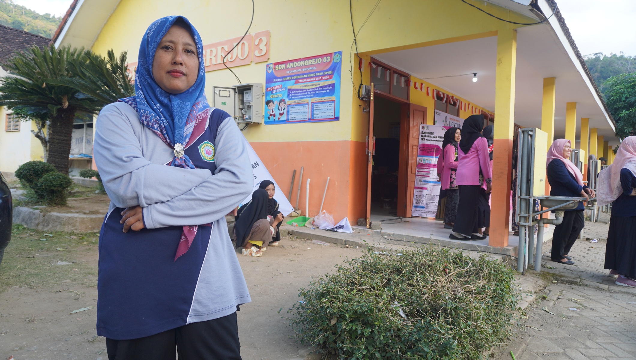 INSPIRATIF: Pillyati Cahyana, guru PAUD asal Jenggawah yang mendedikasikan hidupnya demi mengajar anak-anak PAUD di hutan TNMB, kawasan Bandealit, Desa Andongrejo, Tempurejo, Jember.