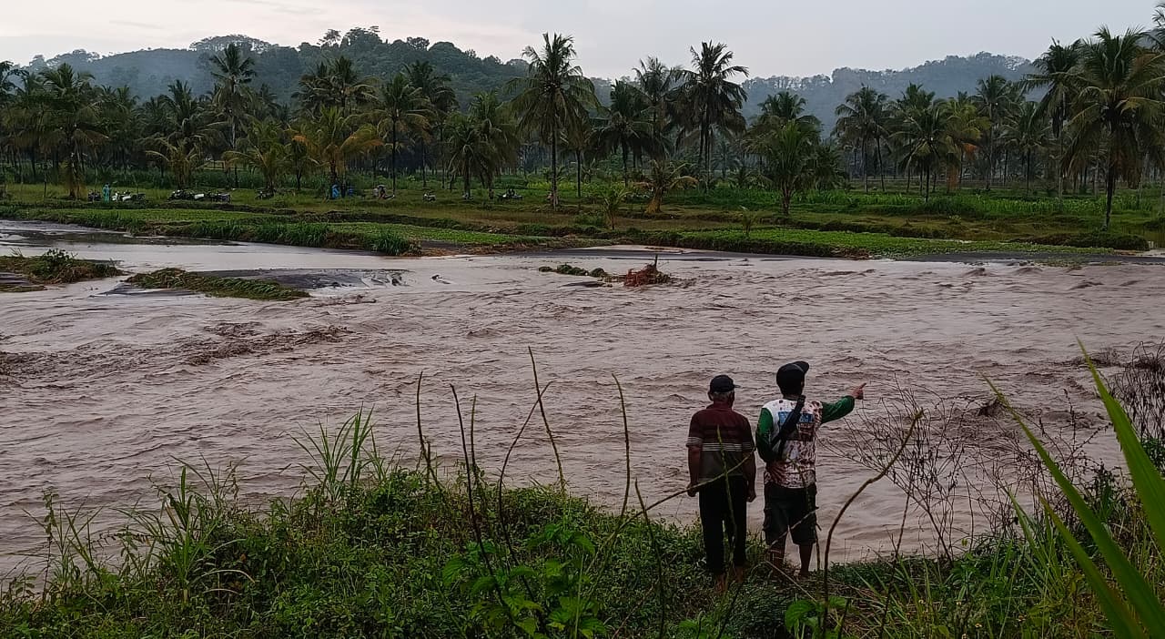 EVAKUASI: Sejumlah petugas saat membantu menyeberangi sungai, beberapa waktu lalu.(ATIEQSON MAR IQBAL/RAME)