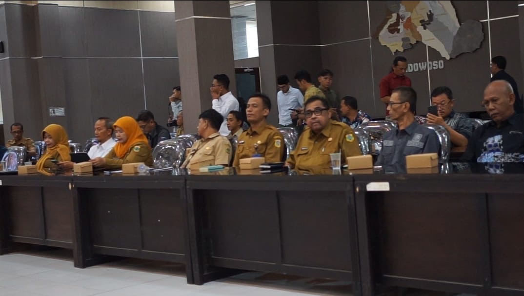 BERDISKUSI: beberapa pihak saat melangsungkan rapat koordinasi pengendalian inflasi, kemarin (20/1).(PROKOPIM BONDOWOSO)