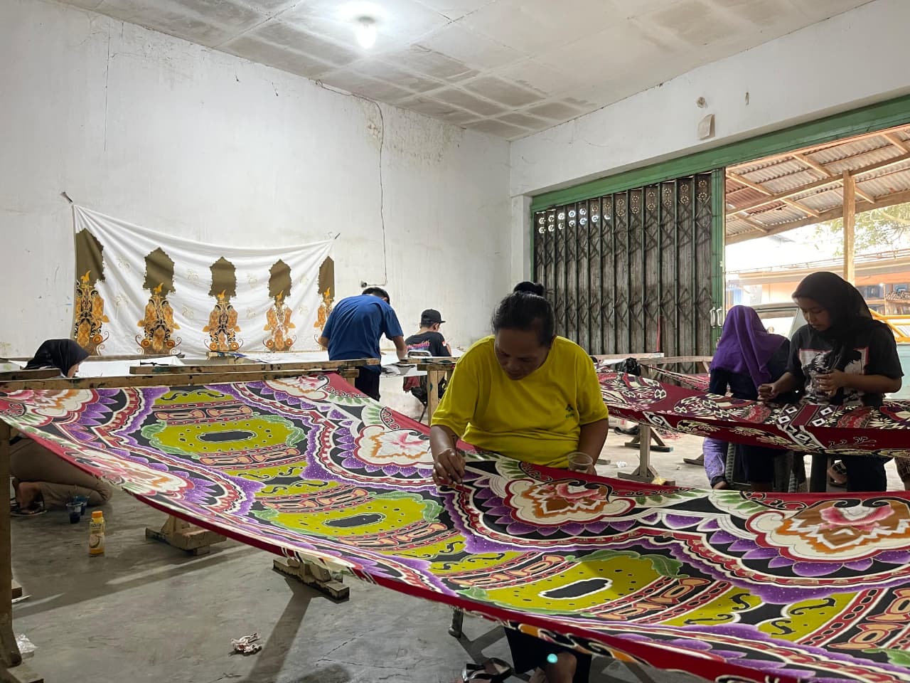 MEMBATIK: salah satu usaha mikro Ijen Batik Bondowoso saat mulai produksi kain batik.(FAQIH HUMAINI/RADAR IJEN)