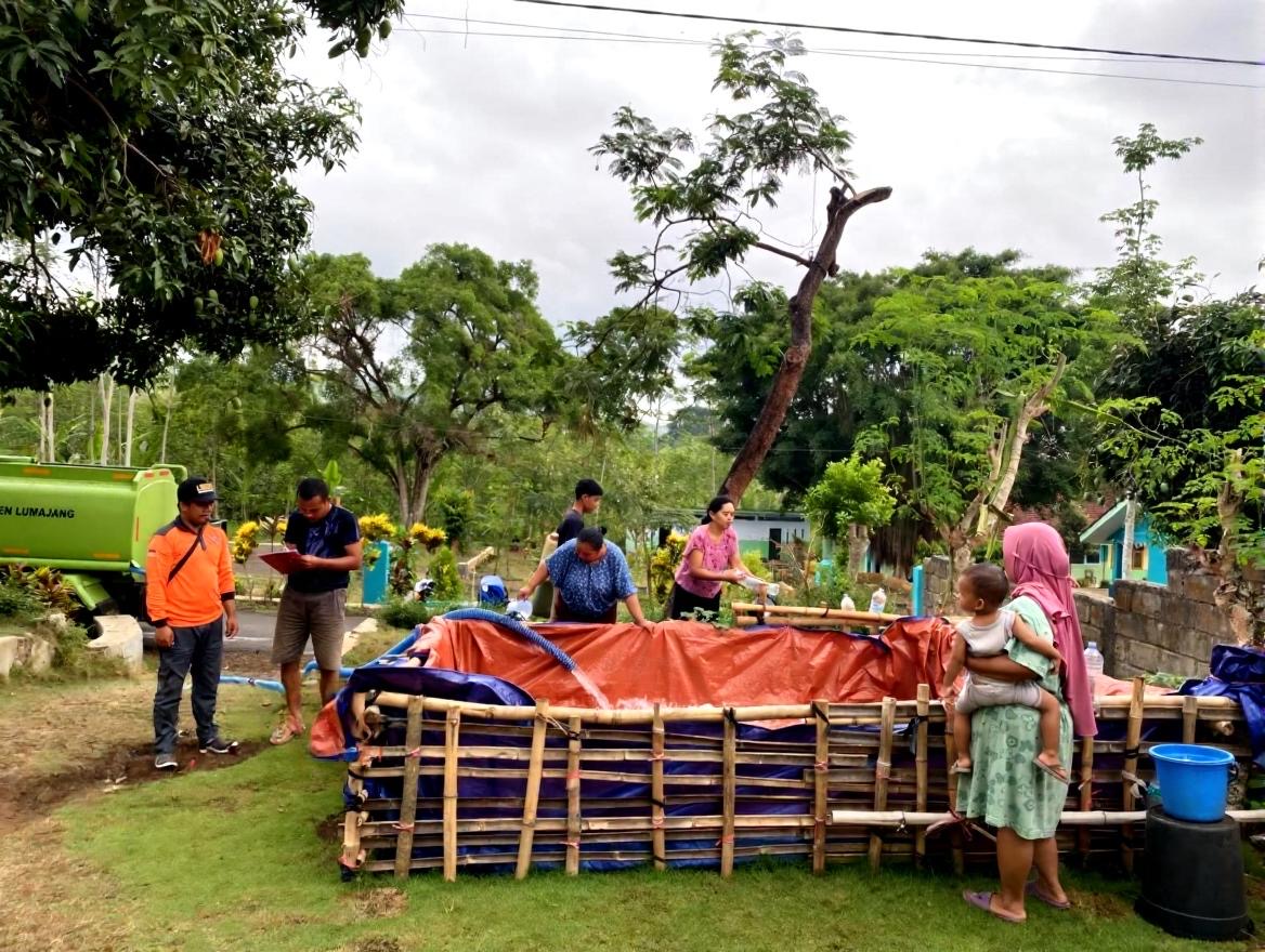 ATASI: BPBD Lumajang saat melakukan dropping air bersih beberapa waktu lalu untuk cukupi kebutuhan warga.(ADE APRYANIS/RAME)