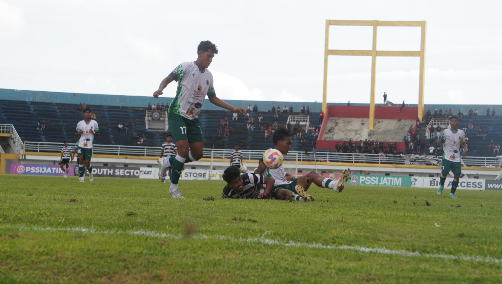 BERSIAP: Pemain Persid Jember berduel saat bertanding melawan Persida Sidoarjo, Senin (19/1).