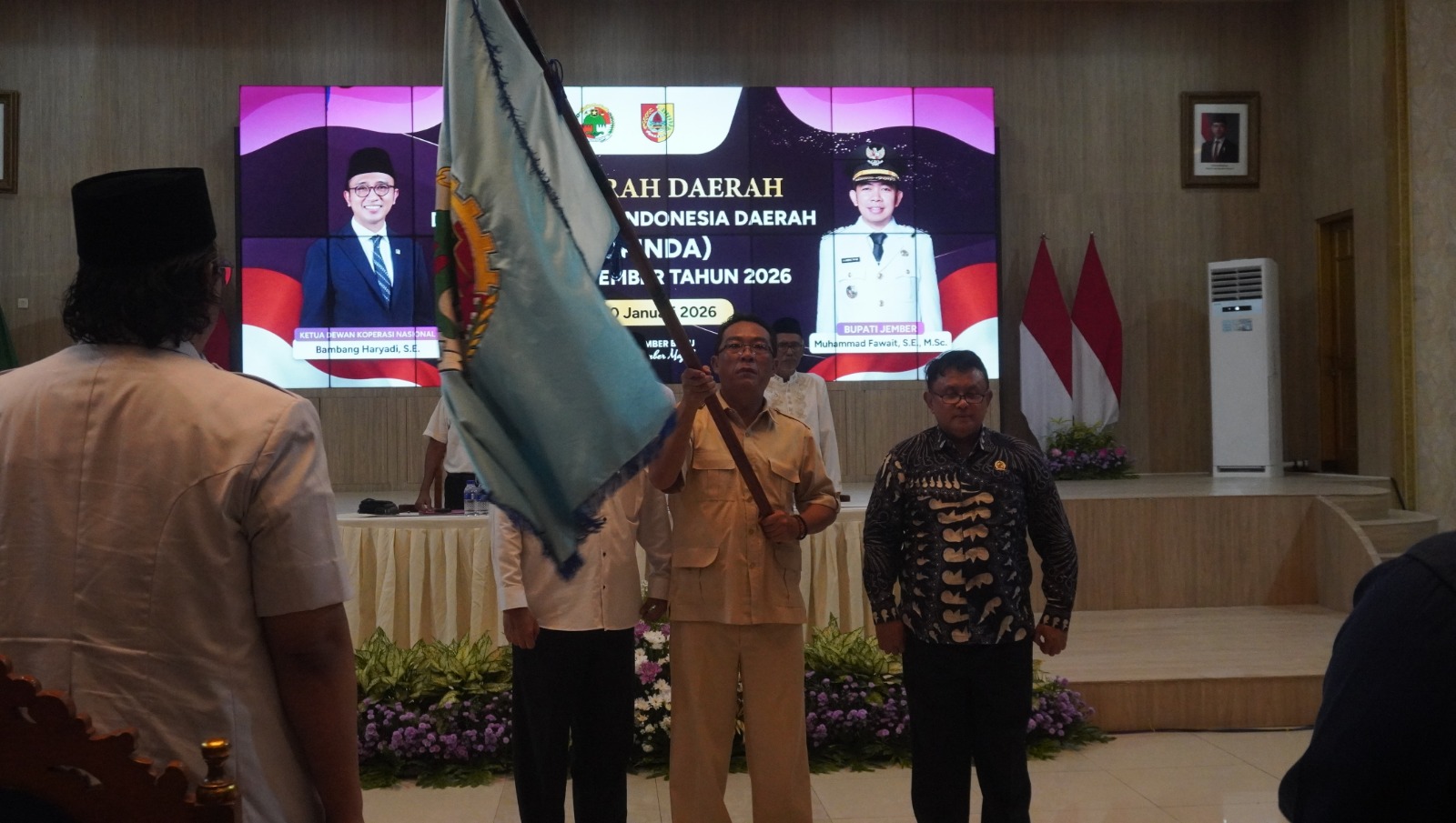 TERPILIH: Ardi Pujo Prabowo (tengah) menerima bendera pataka koperasi seusai ditetapkan sebagai Ketua Dekopinda Jember terpilih, di Pendapa Wahyawibawagraha, kemarin.