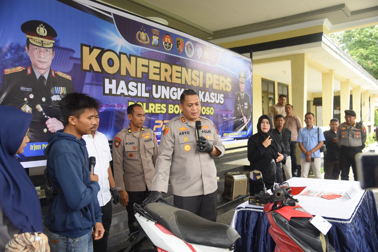 Kapolres Bondowoso AKBP Dr Aryo Dwi Wibowo menyerahkan kendaraan bermotor kepada pemiliknya. (Ilham/RJ)